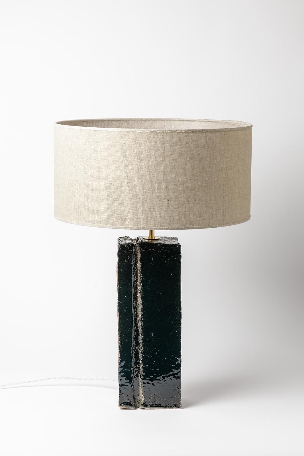Lampe de bureau en céramique et grès noir abstrait  Éclairage signé, 1980 en vente 1