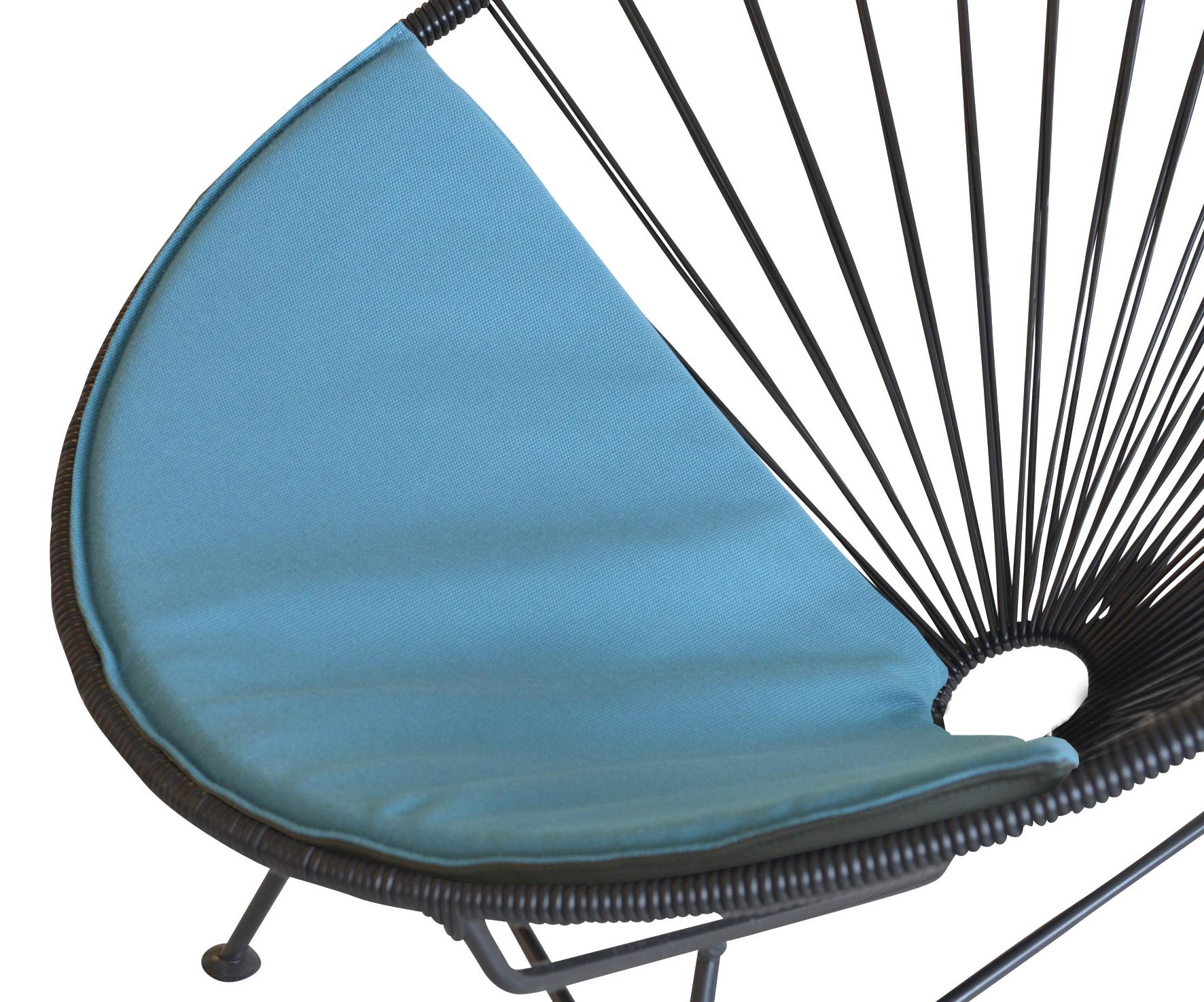Sedia Acapulco nera con cuscino in petrolio di OK Design
Dimensioni: D 110 x L 79 x H 72 cm.
Materiali: Metallo verniciato a polvere, Corde in PVC.

Disponibile con cornice nera, bianca o in acciaio inox.
Disponibile in altri colori.