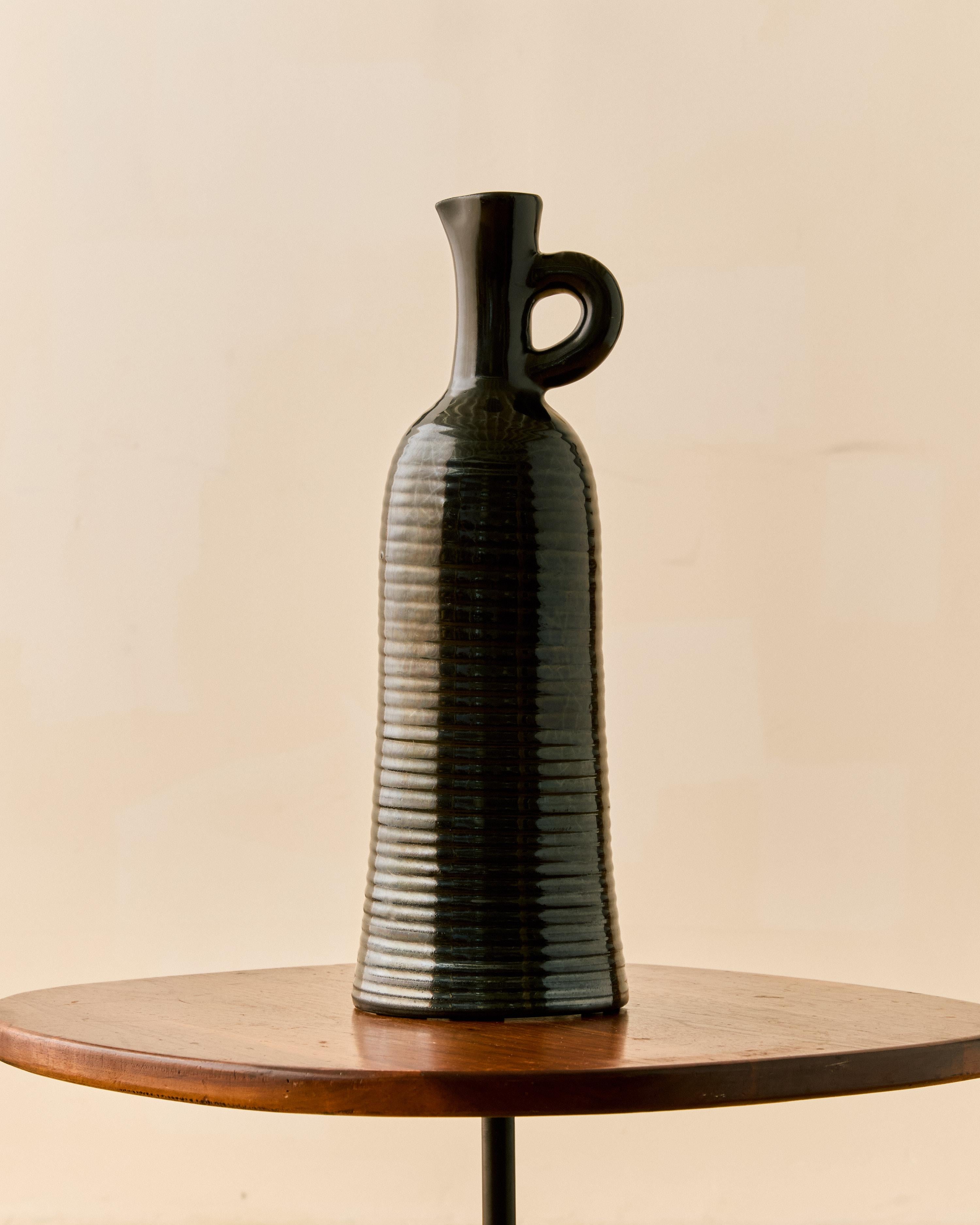 Vaso in ceramica nera Accolay con manico a brocca in miniatura e design a coste. 