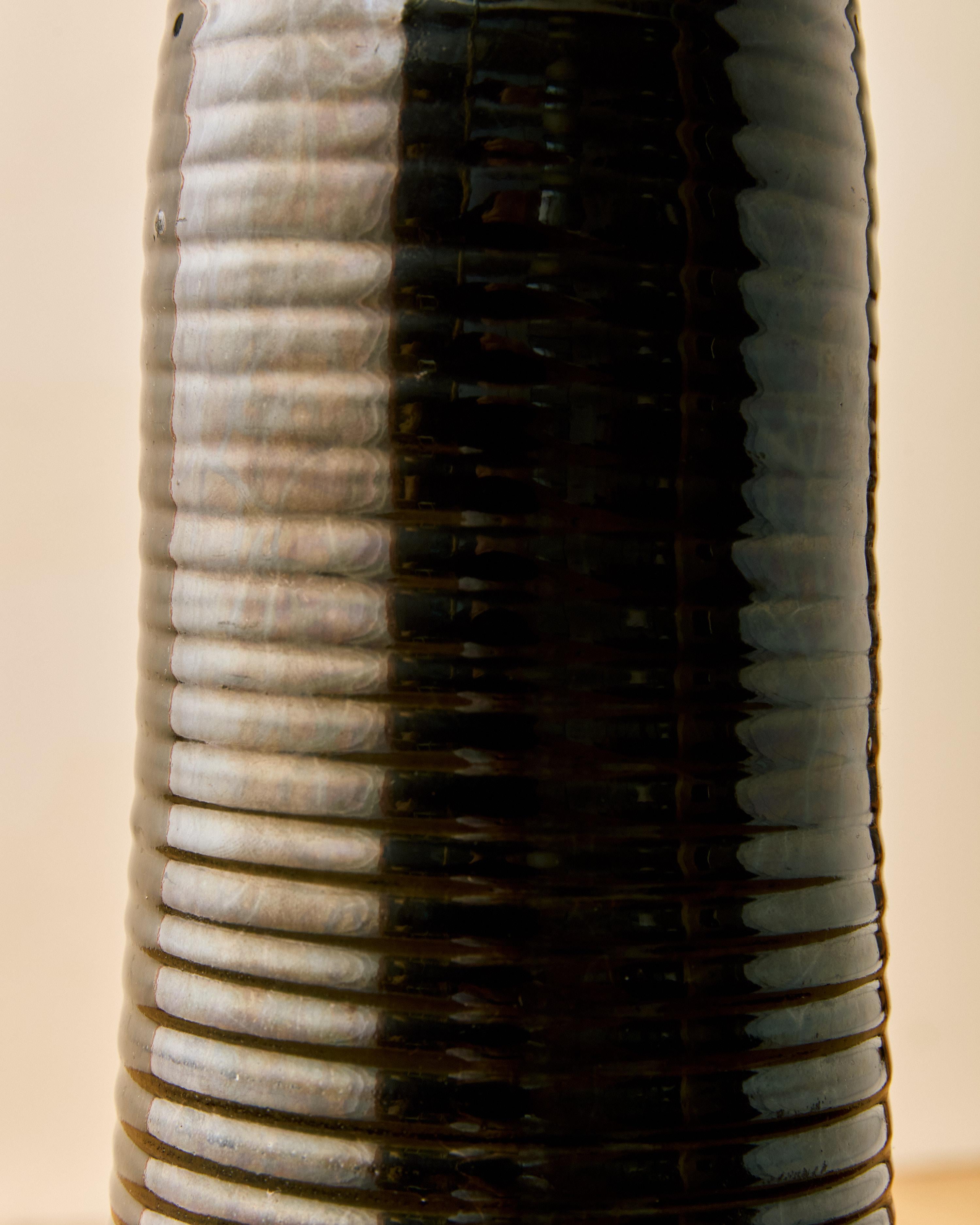 XX secolo Vaso a coste in ceramica nera Accolay in vendita