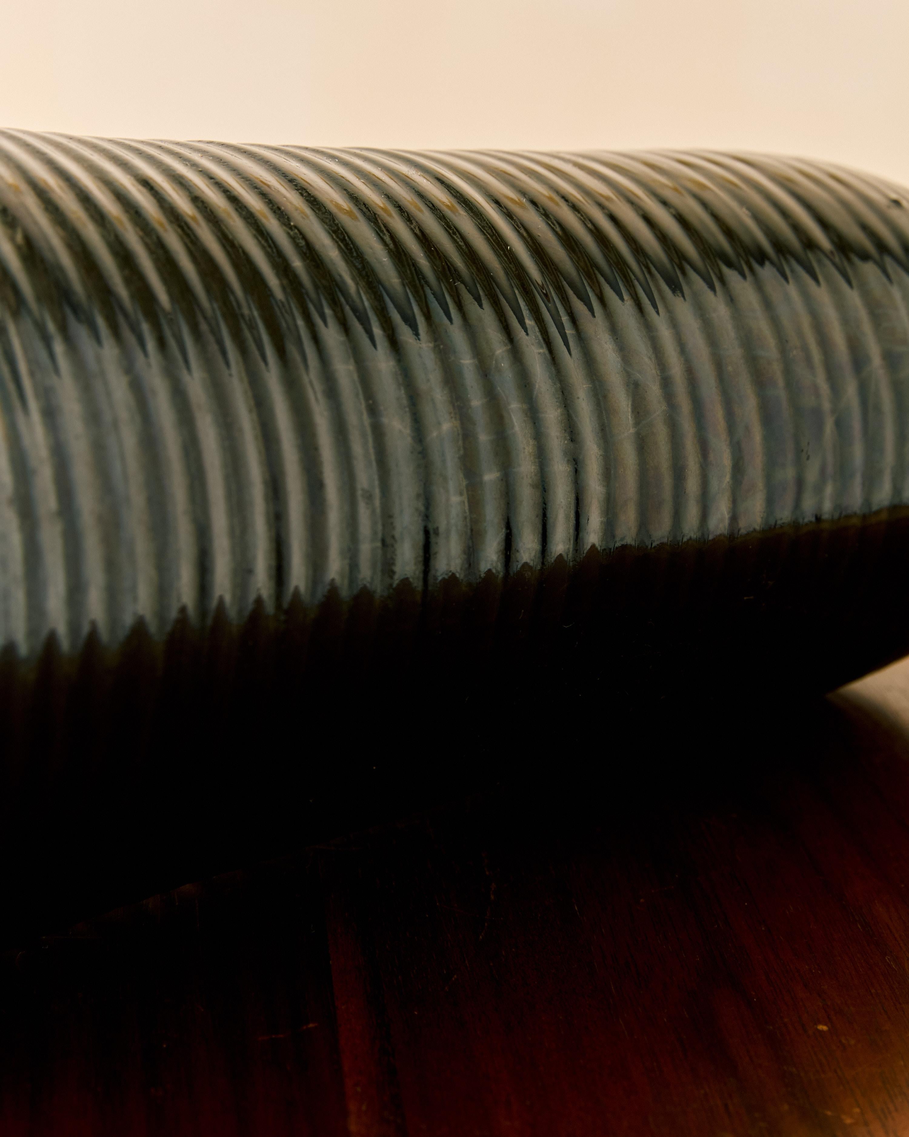 Ceramica Vaso a coste in ceramica nera Accolay in vendita