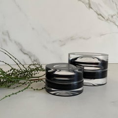 Große runde Schachtel aus schwarzem Acryl von Paola Valle