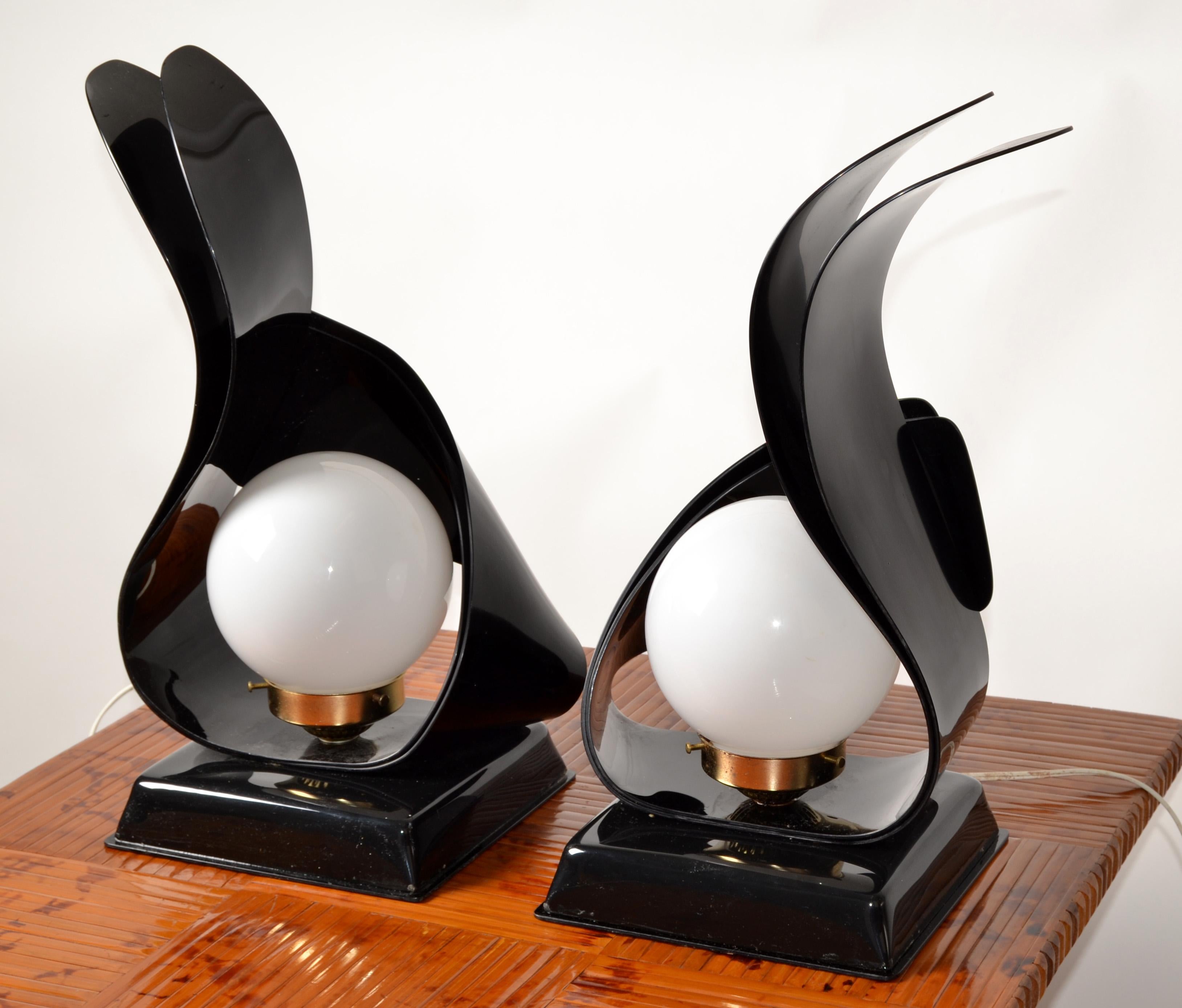 Paar skulpturale Tischlampen aus schwarzem Acryl von Acryldesign, Mid-Century Modern (Moderne der Mitte des Jahrhunderts) im Angebot