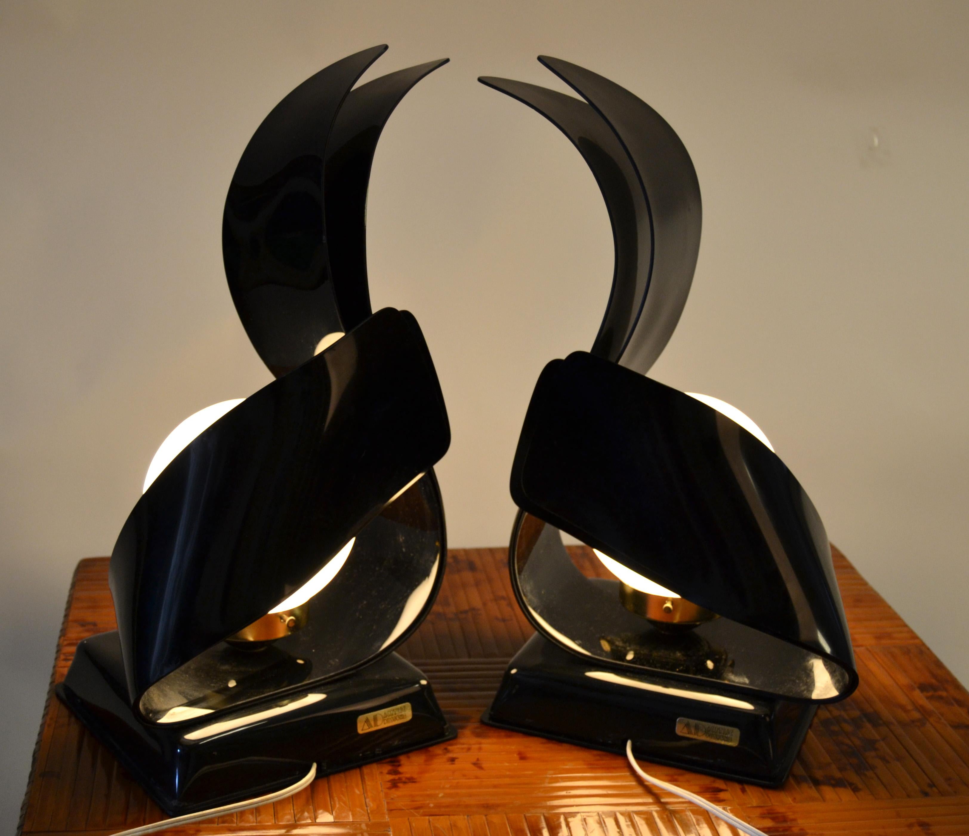 Paar skulpturale Tischlampen aus schwarzem Acryl von Acryldesign, Mid-Century Modern (Messing) im Angebot