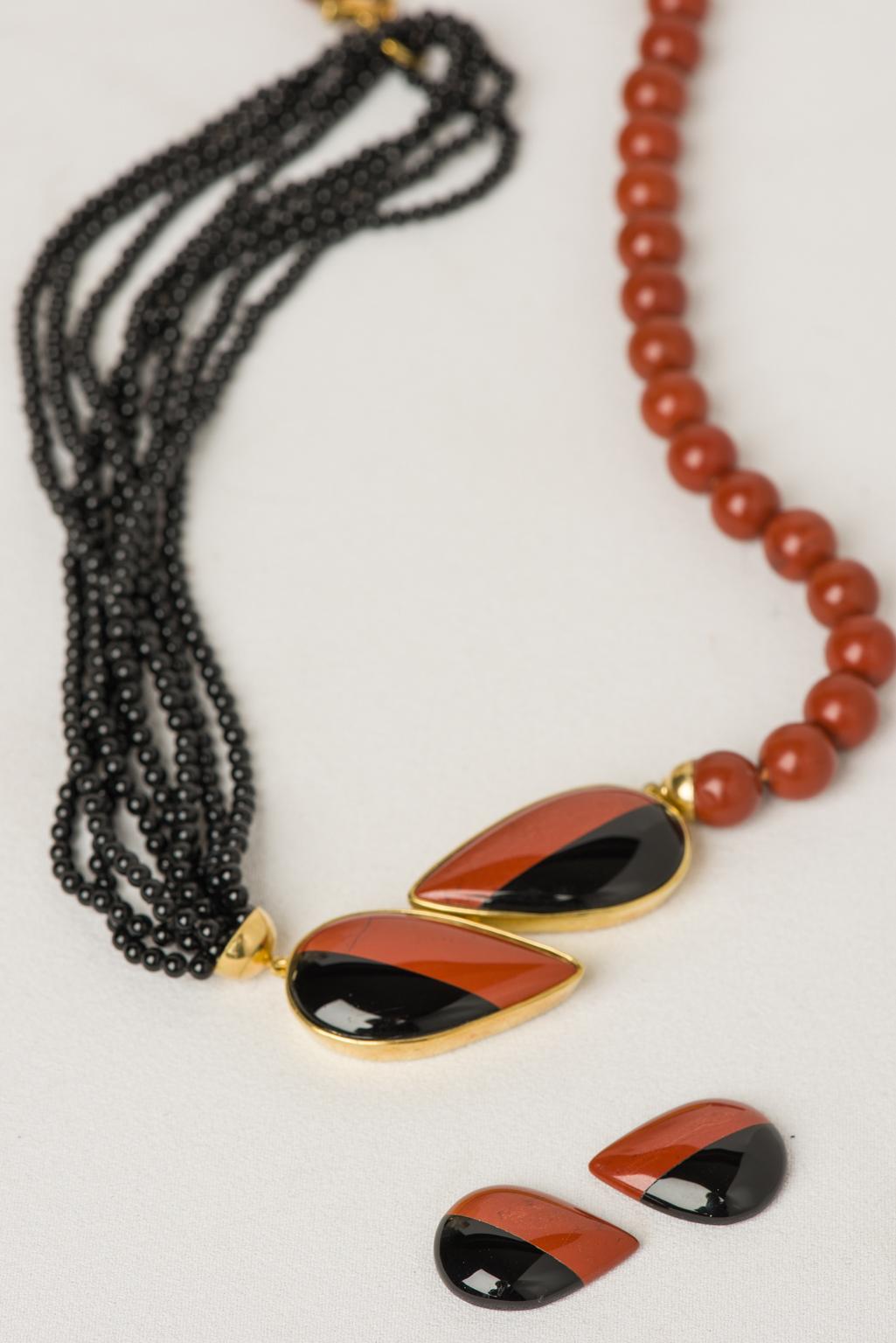 20th Century Necklace in Black Agata and Red Jasper on Gold For Sale