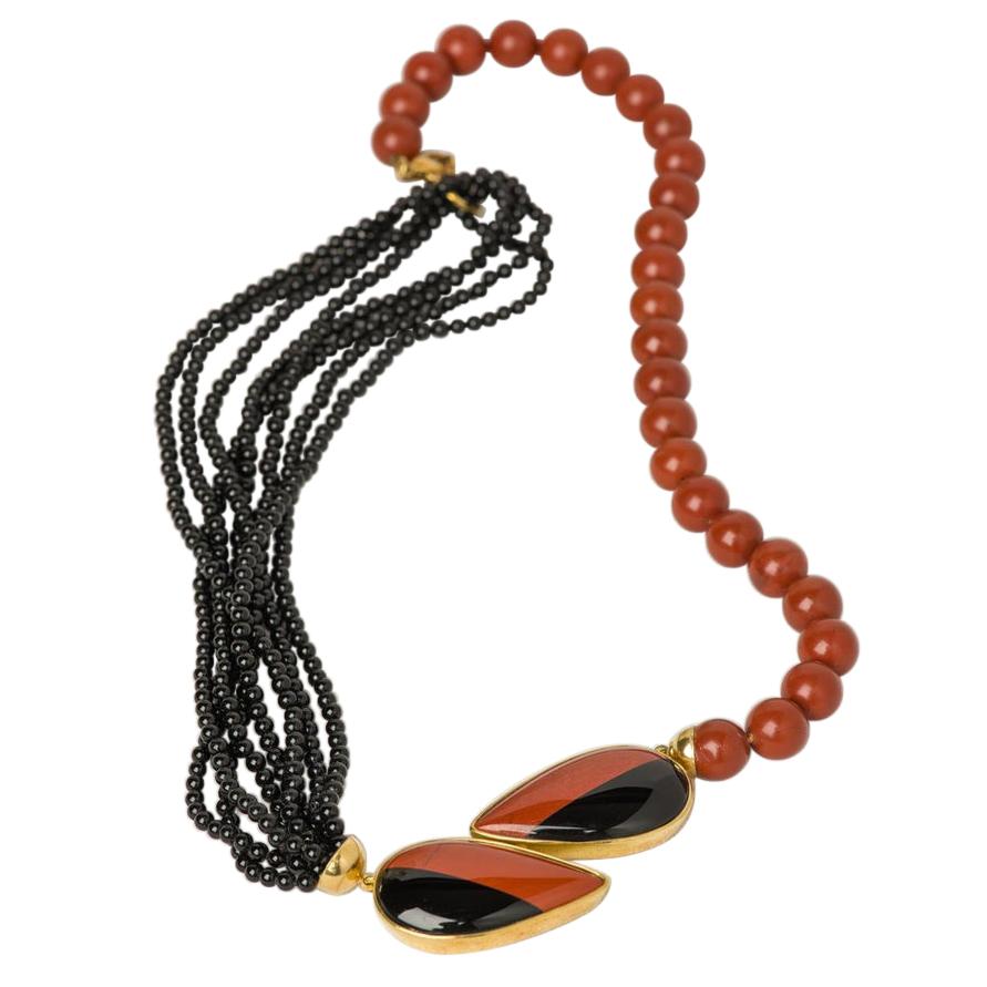 Collier en agate noire et jaspe rouge sur or en vente