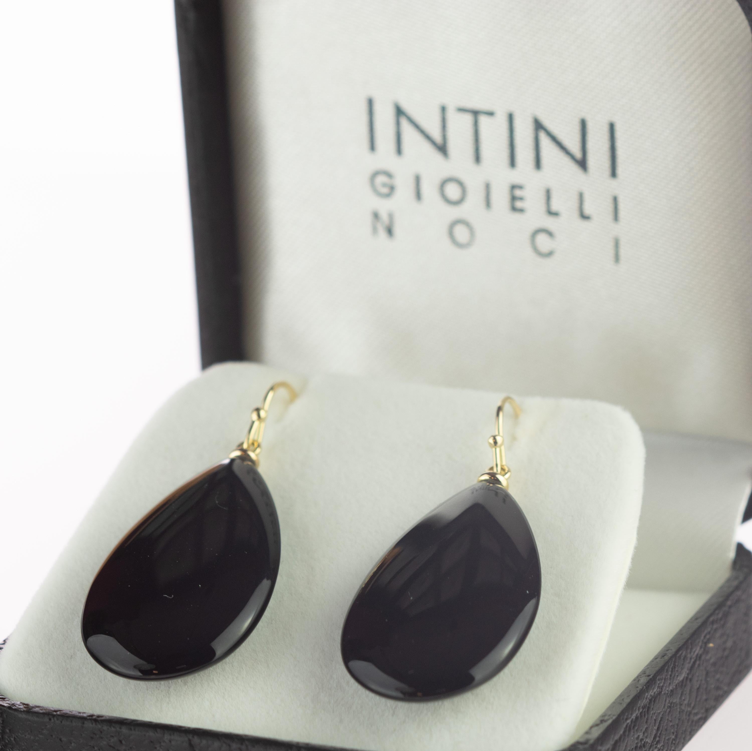 Dieses atemberaubende Meisterwerk von hoher handwerklicher Qualität wurde in der Werkstatt von Intini Jewels geboren. Unsere Designer fügen den gesamten modernen italienischen Stil und Glamour in einem exquisiten Stück zusammen. Wunderschöne