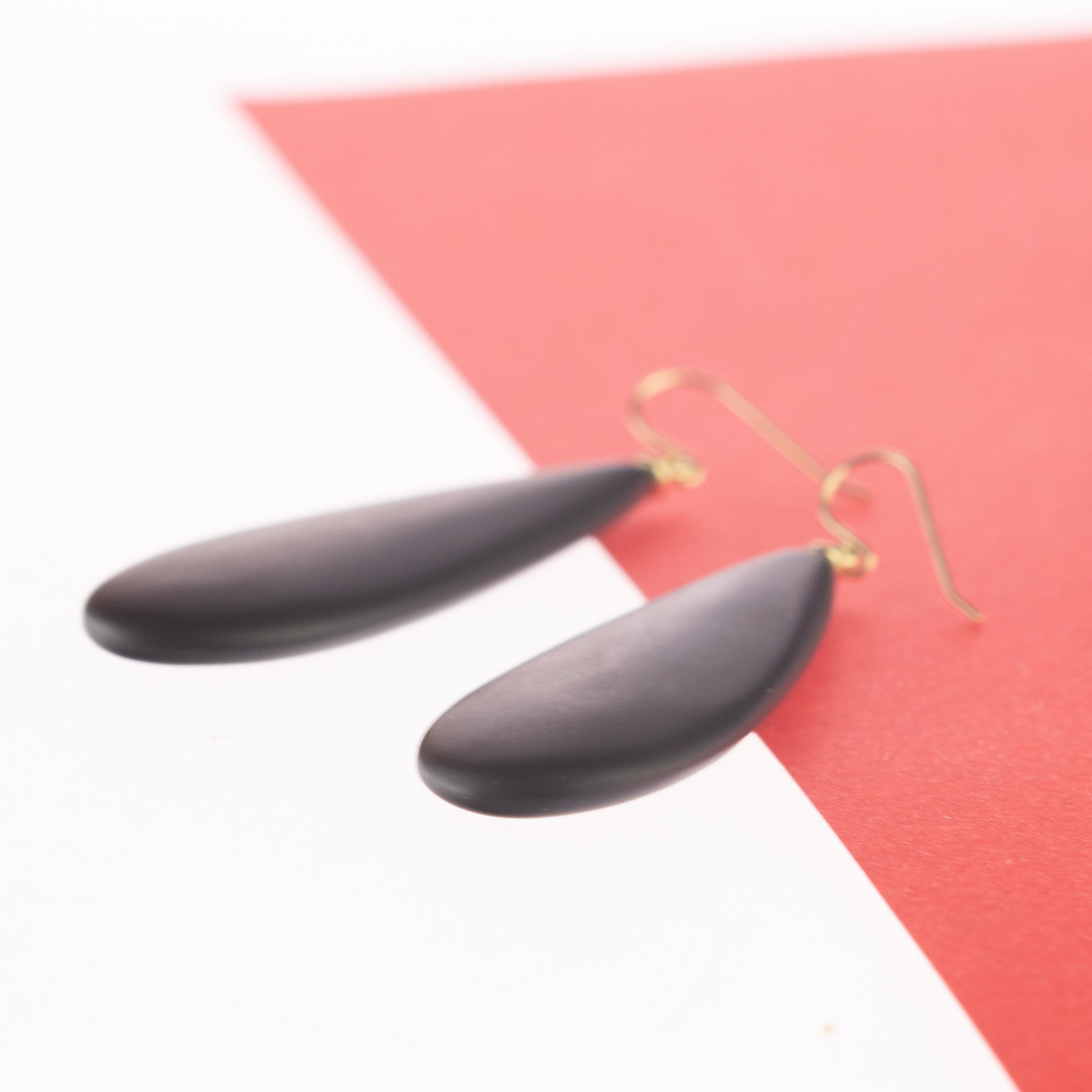 Taglio misto Agata nera in oro 18 carati Cocktail Sharp Flat Tear Drop Dangle Orecchini d'arte lunghi in vendita