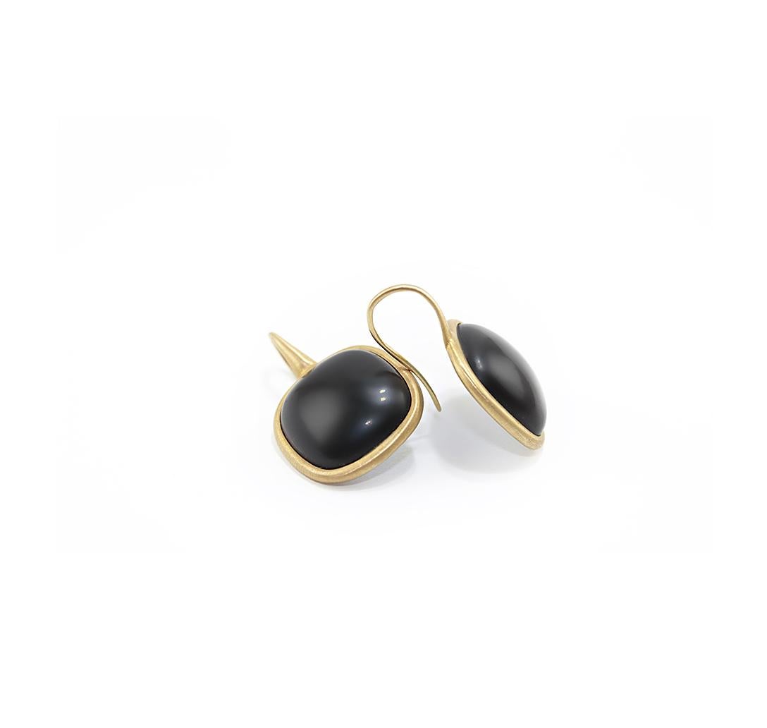 Elegant earrings in 18kt satin yellow gold and satin black agate cabochon. 
White mother of pearl on the back side. Hook system. 
Satin black agate ct. 38
Satin yellow Gold g. 2,80


