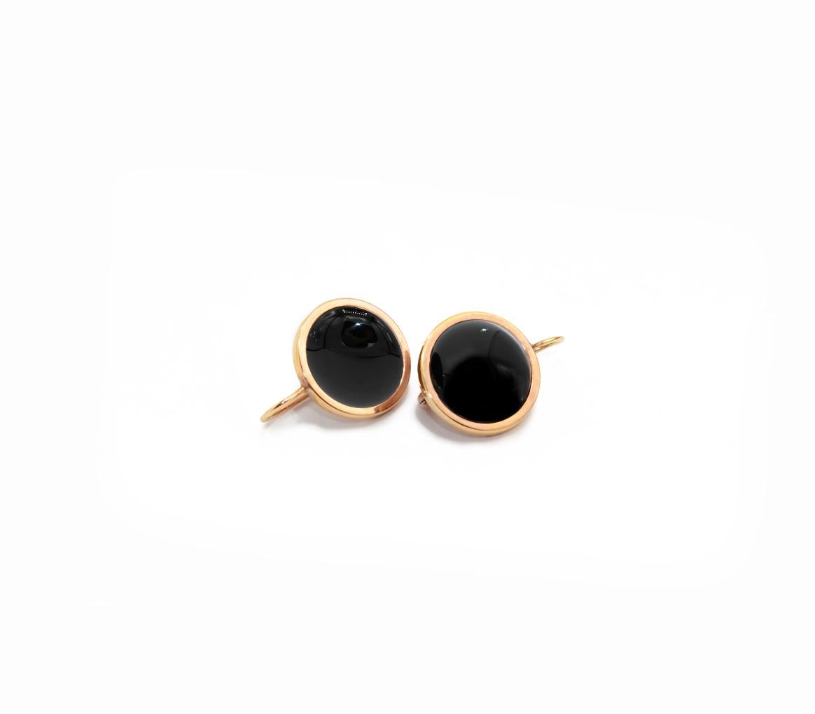 Elegant earrings in 18kt pink gold and black agate cabochon. 
White mother of pearl on the back side. Leverback system. 
Black agate ct. 24
Pink Gold g. 4


