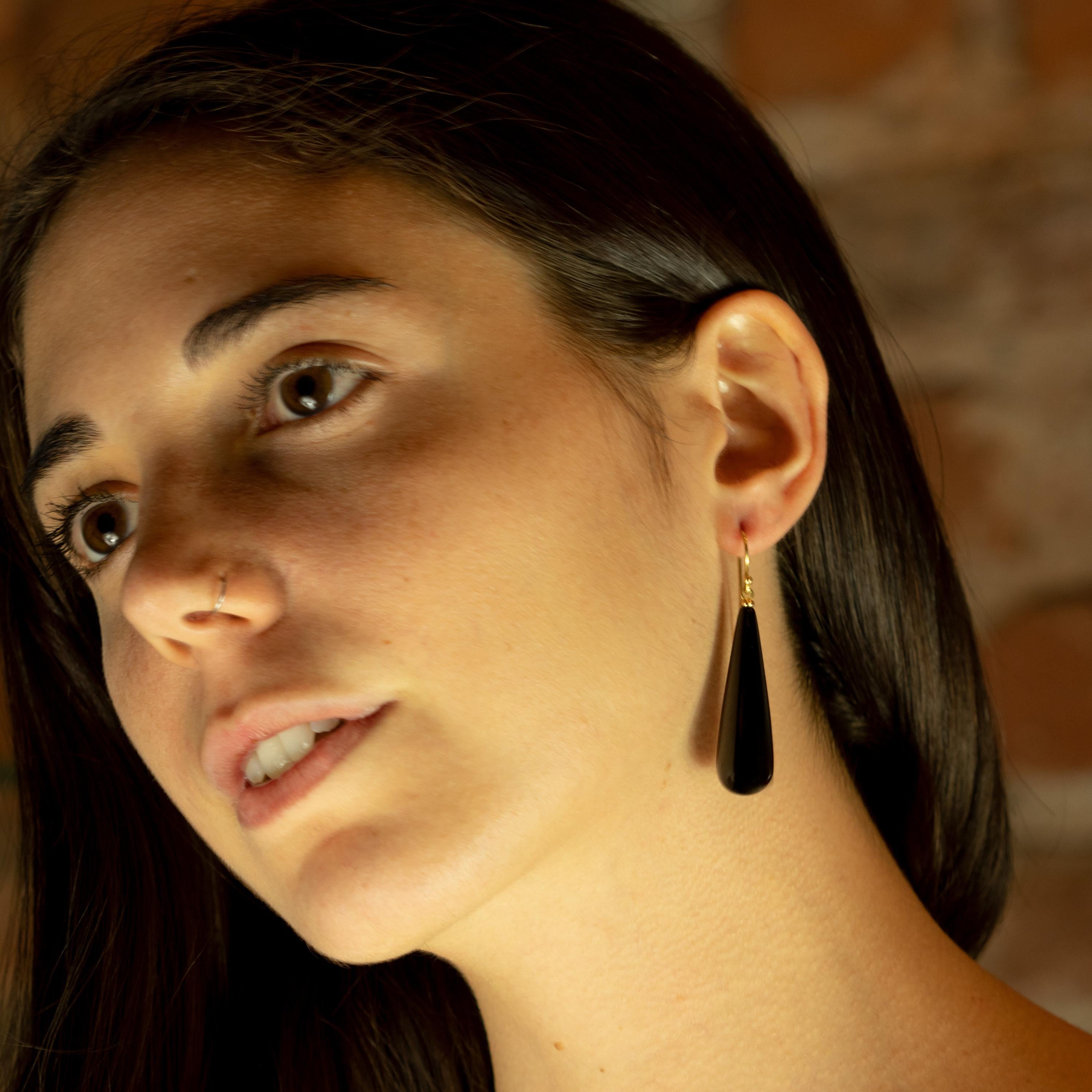 Taglio a goccia Orecchini da cocktail in agata nera in oro giallo 18 carati con pendente a lacrima, realizzati in modo artigianale. in vendita