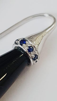 Ohrringe aus 18 Karat Weißgold mit schwarzem Achat und blauen Saphiren