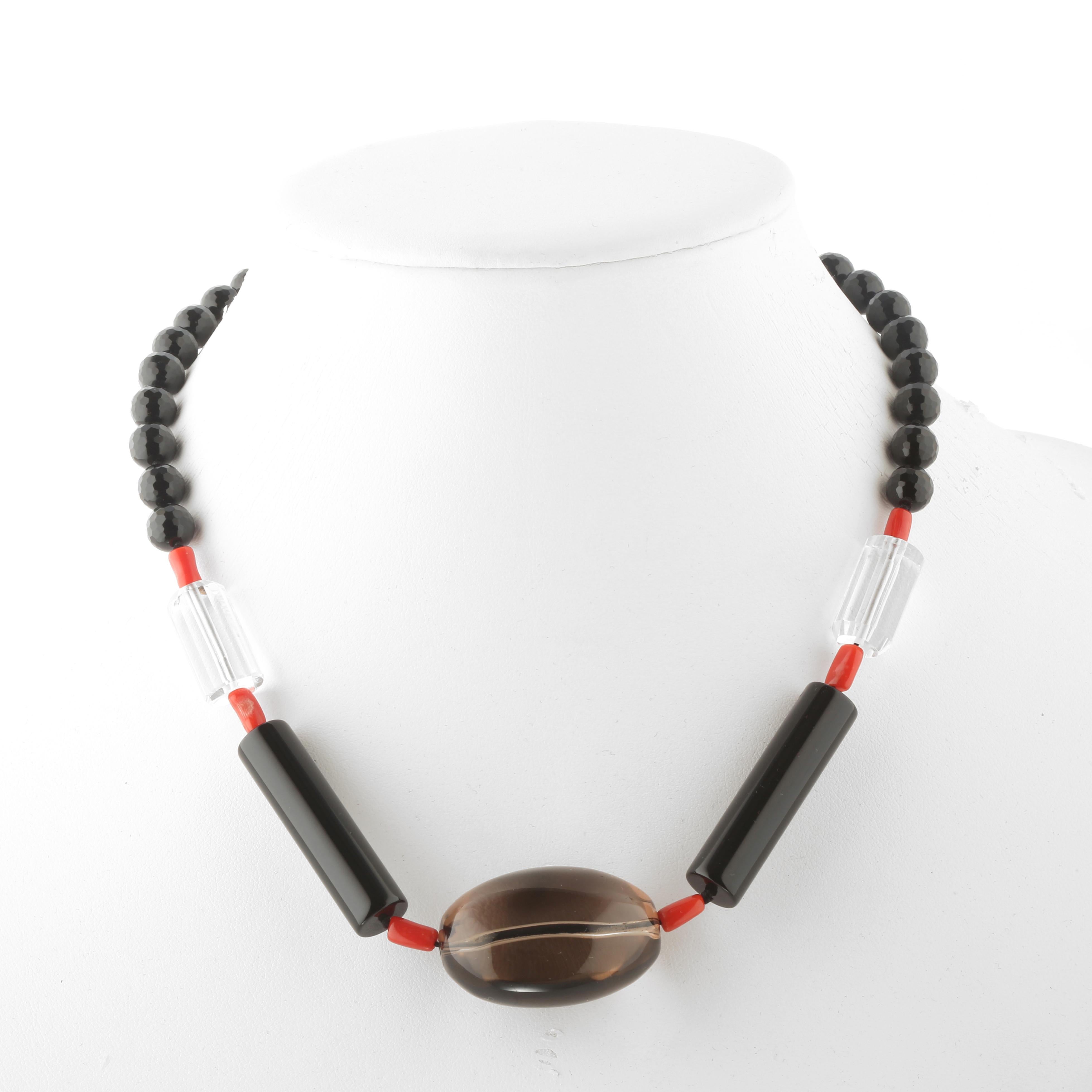 Immerse yourself in the beauty of this uniquely designed necklace with natural stones full of life and color. 
This necklace is inspired by the bright light of the moon during clear sky nights.

Choker necklace with faceted black Agate, Natural