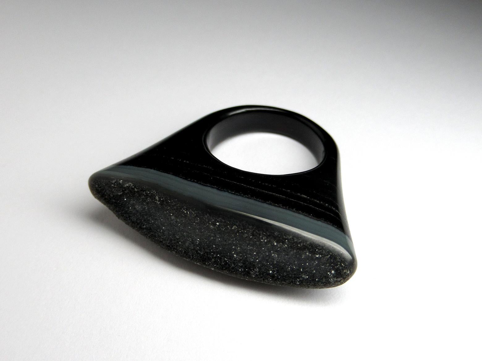 Grande bague de déclaration en agate noire naturelle avec cristaux 
Origine de l'agate - Brésil
mesures - 0,39 х 1,57 in / 10 х 40 mm
Poids de l'anneau - 13,25 grammes
Taille de la bague - 8,5 US / diamètre 18,5 / N 18 / circonférence 58