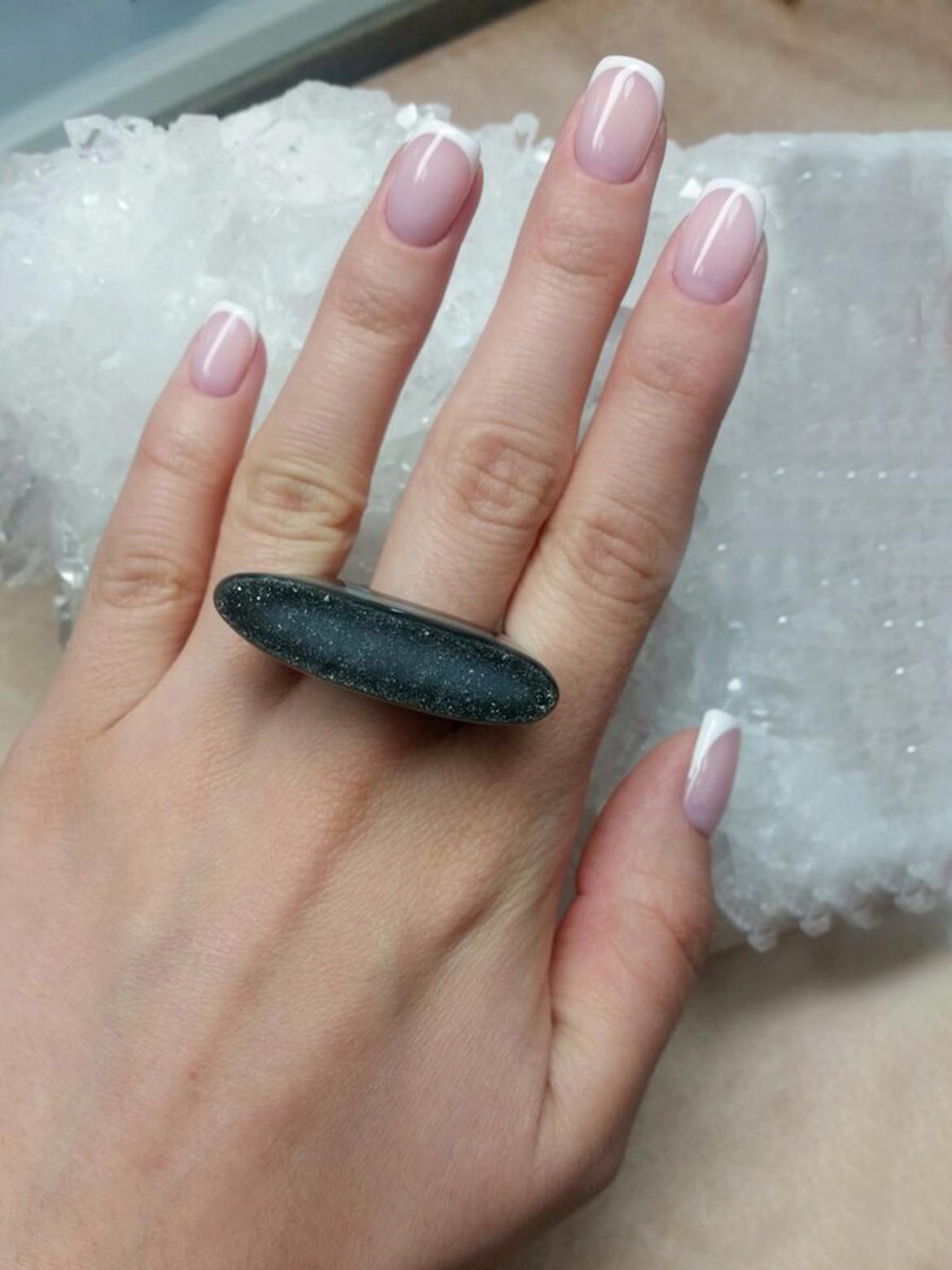 Bague solide en cristaux d'agate noire cadeau en pierre noire fait à la main Neuf - En vente à Berlin, DE