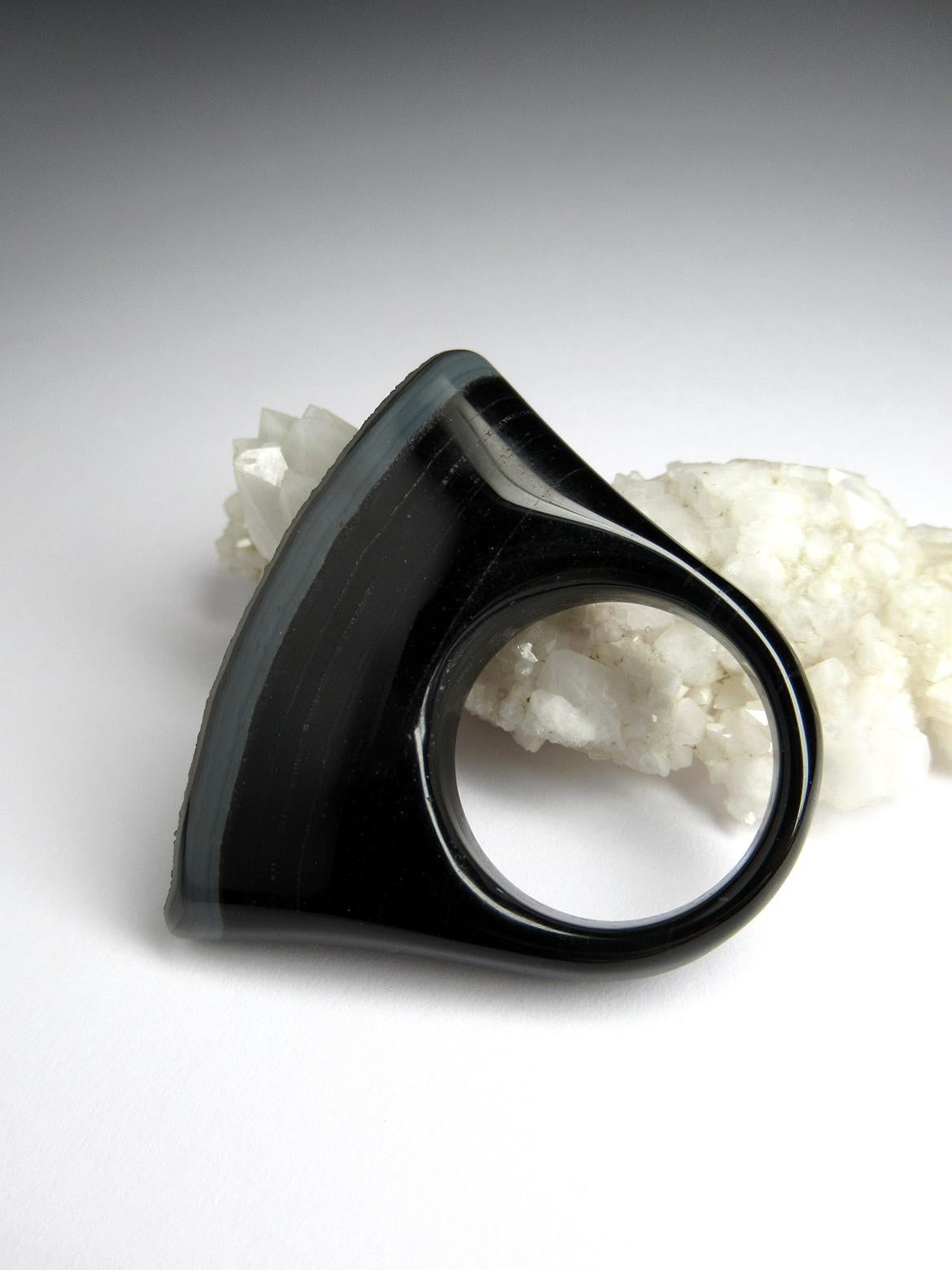 Bague solide en cristaux d'agate noire cadeau en pierre noire fait à la main en vente 1