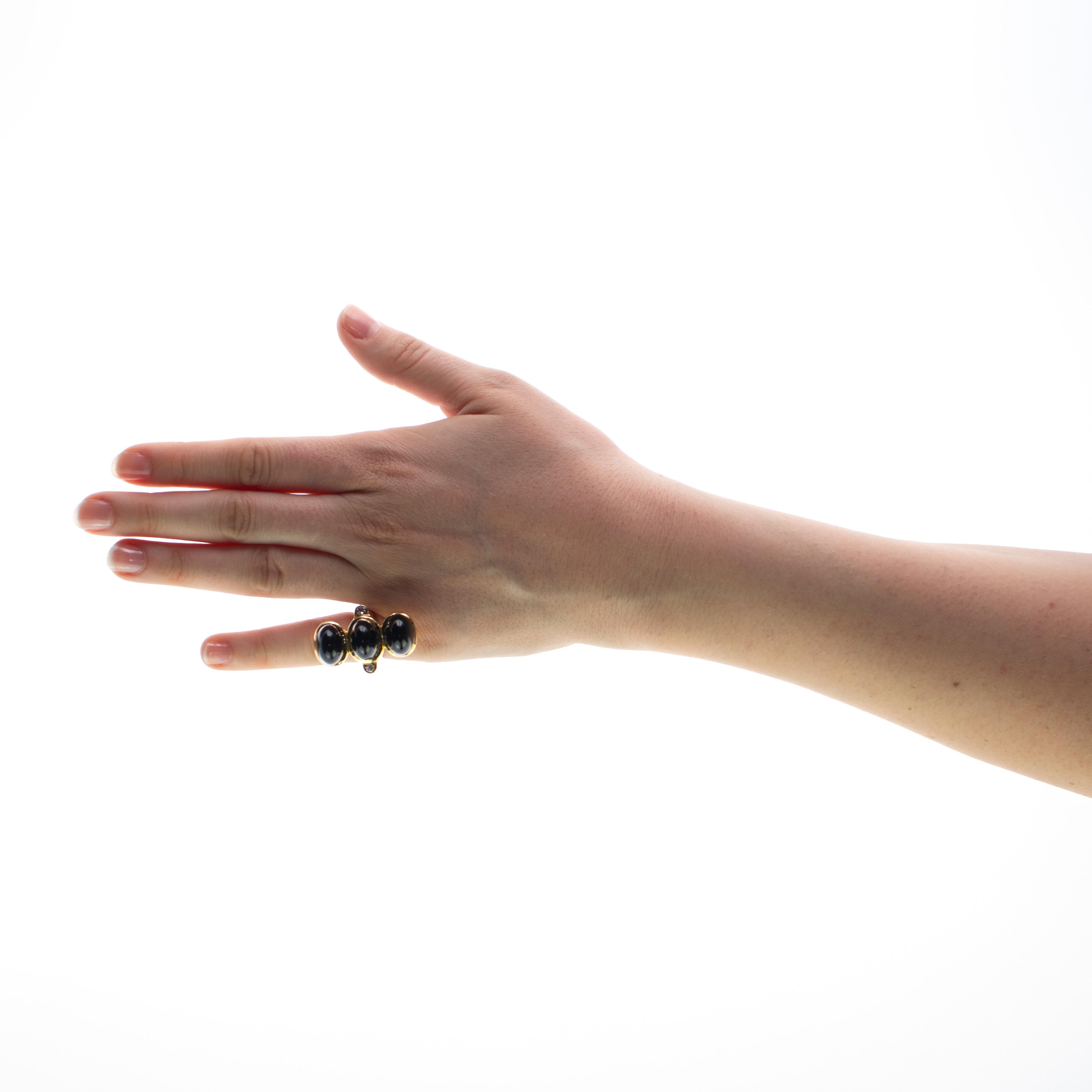 Bague intemporelle avec un design italien unique, le complément parfait pour une tenue chic. 
Trois pierres d'agate noire et deux diamants façonnés dans un or jaune 18 carats poli.

• or jaune 18k (18,1 g)
• Poids total en carats des diamants 0,164