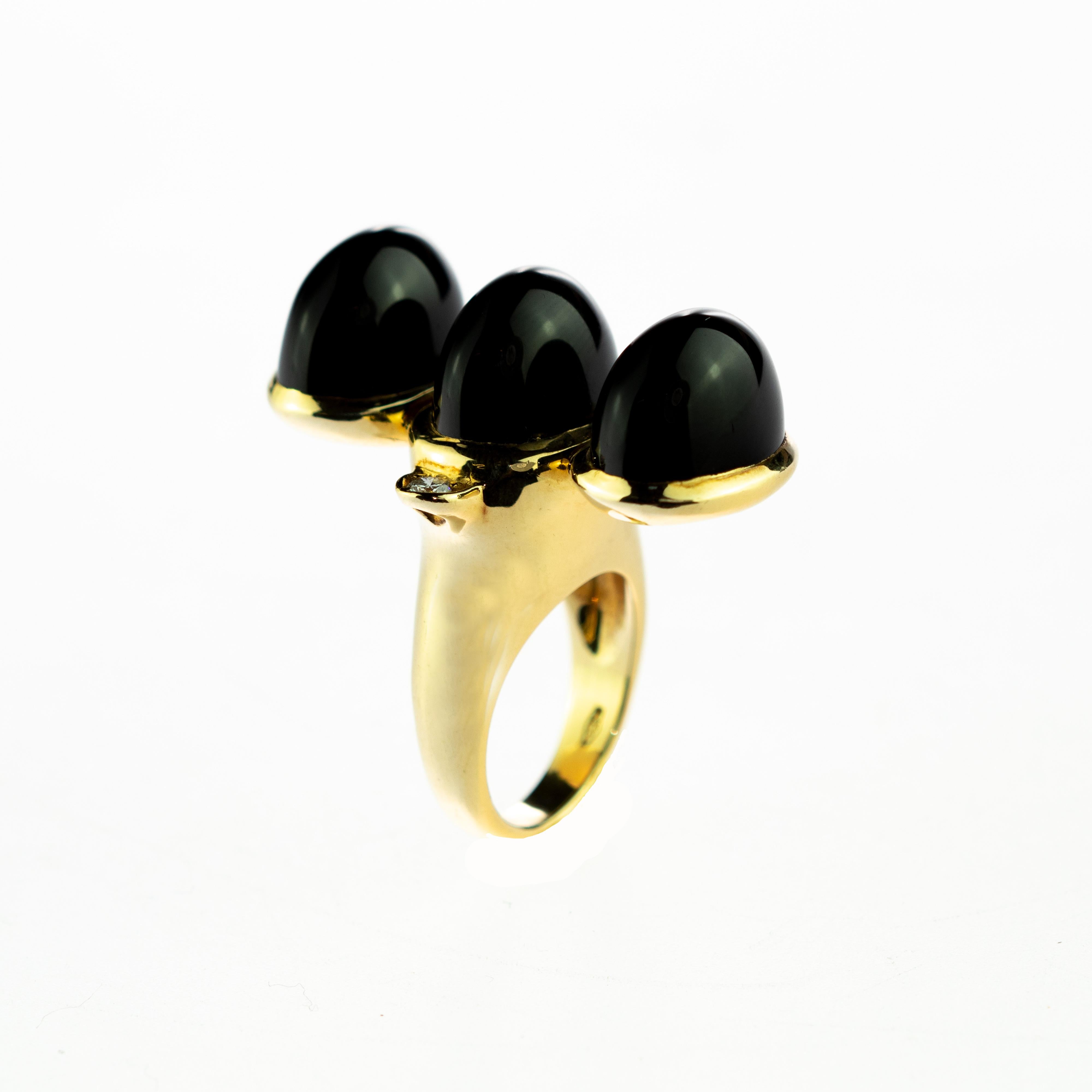 Bague cocktail faite à la main à trois pierres en or jaune 18 carats avec agate noire et diamants en vente 1