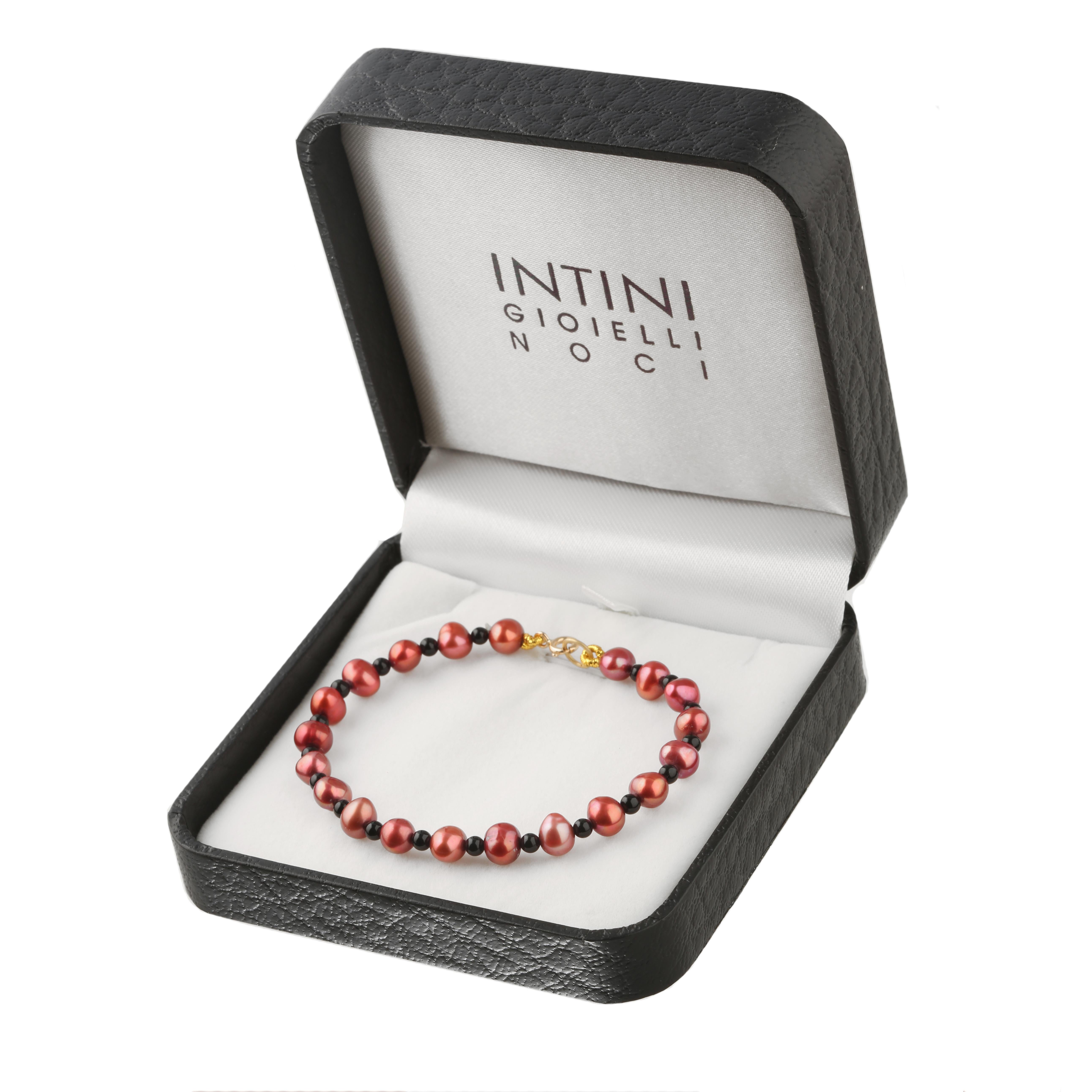 Une touche d'élégance et de glamour au bout des doigts. Laissez-vous tenter par un style chic et jeune. 

• or jaune 18 carats 0,4 g
• Agate noire de 3 mm de diamètre
• Perles d'eau douce teintées
• Poids total 7 g
• Longueur totale 18 cm

Veuillez