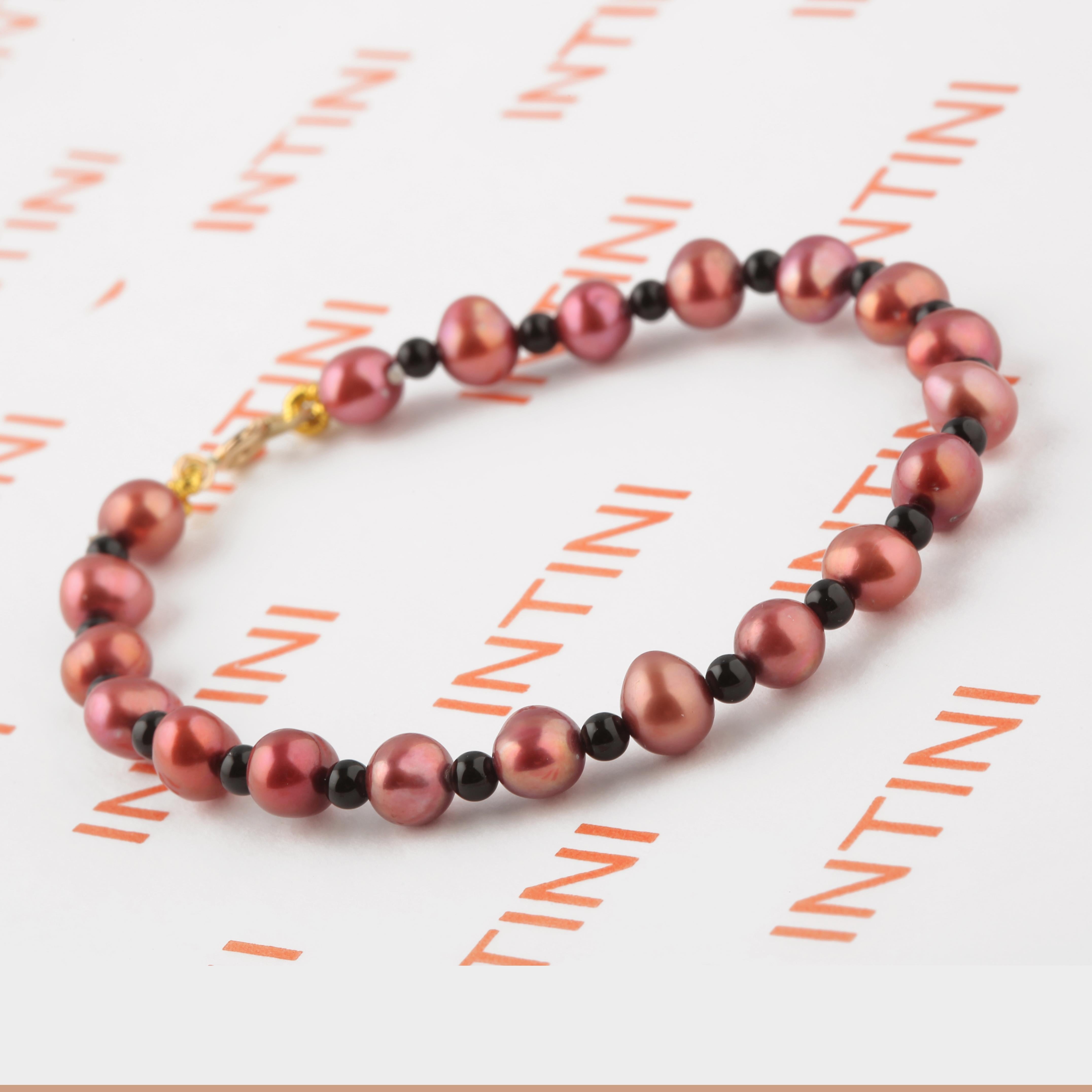 Arts and Crafts Bracelet moderne fait main en or jaune 18 carats avec perles rouges teintées en agate noire et perles en vente