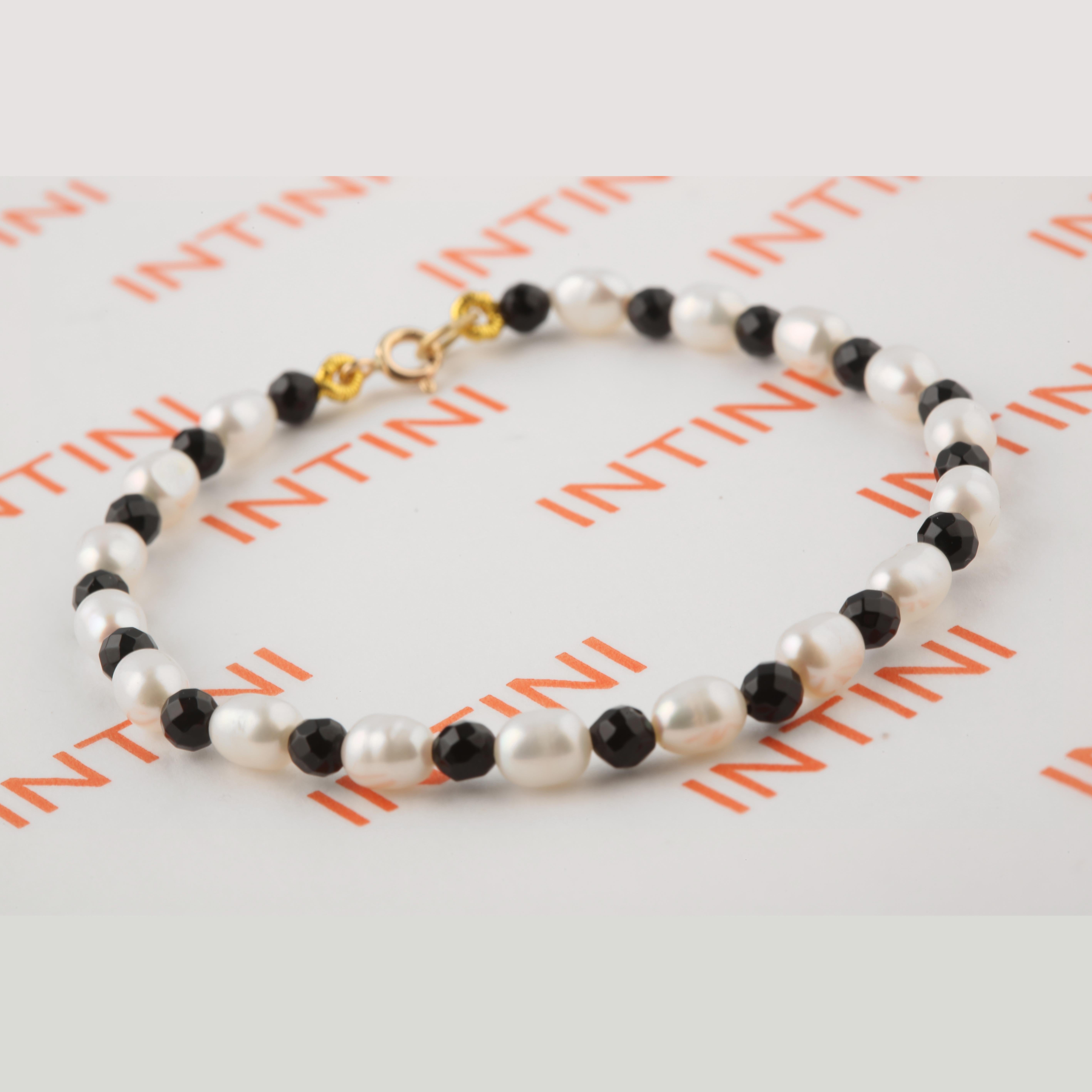 Taille mixte Bracelet moderne fait main en or jaune 18 carats avec perles rouges teintées en agate noire et perles en vente