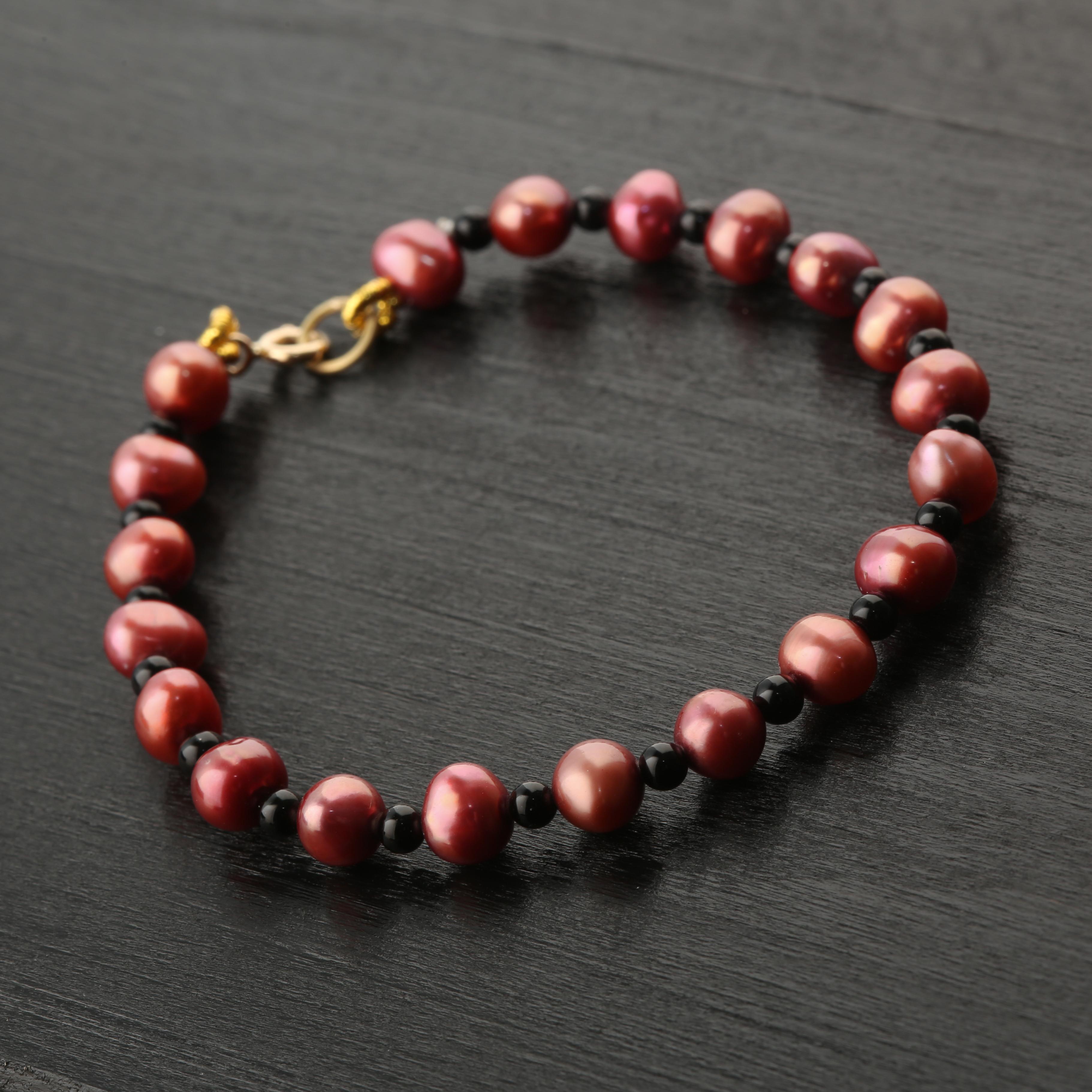 Bracelet moderne fait main en or jaune 18 carats avec perles rouges teintées en agate noire et perles Neuf - En vente à Milano, IT