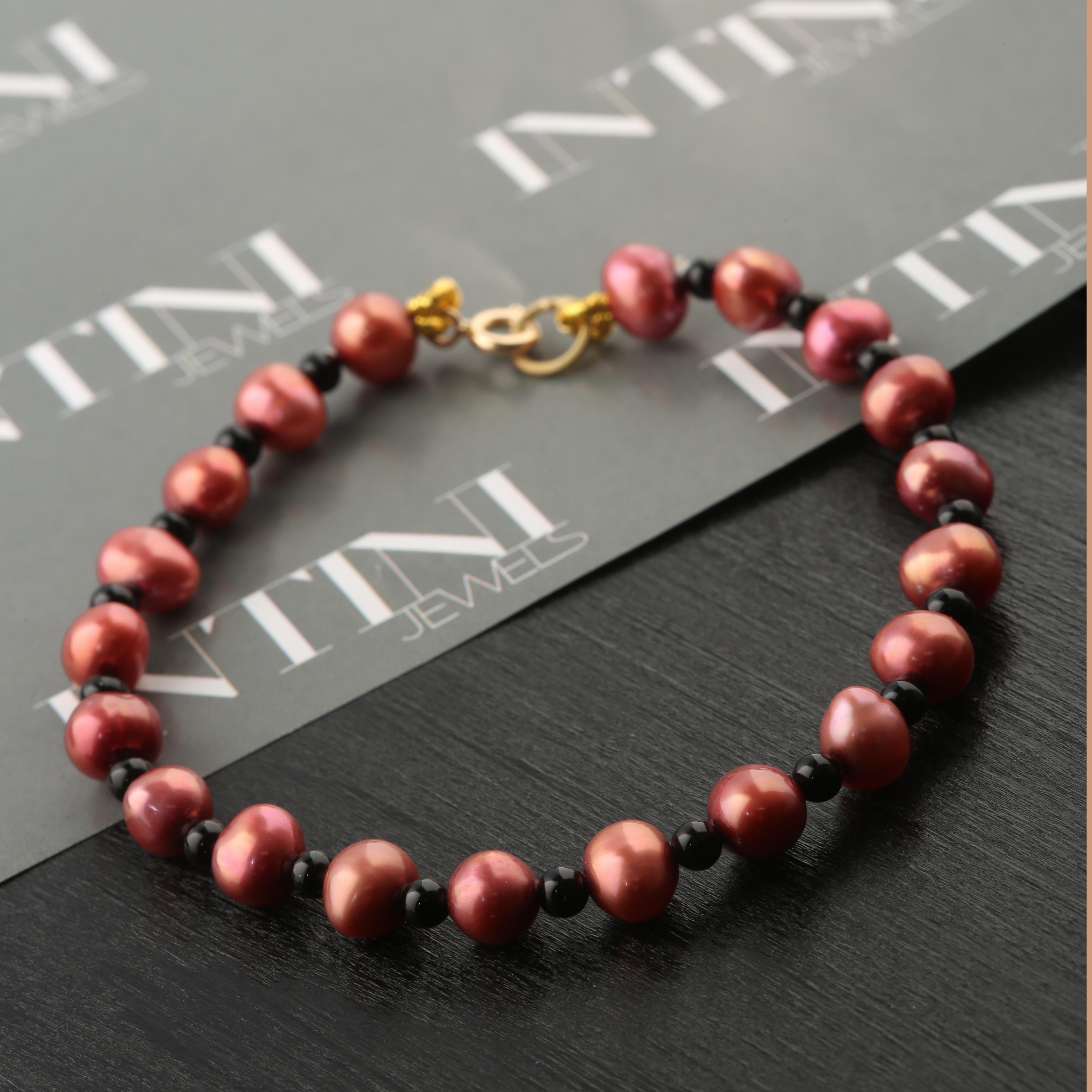 Bracelet moderne fait main en or jaune 18 carats avec perles rouges teintées en agate noire et perles Unisexe en vente