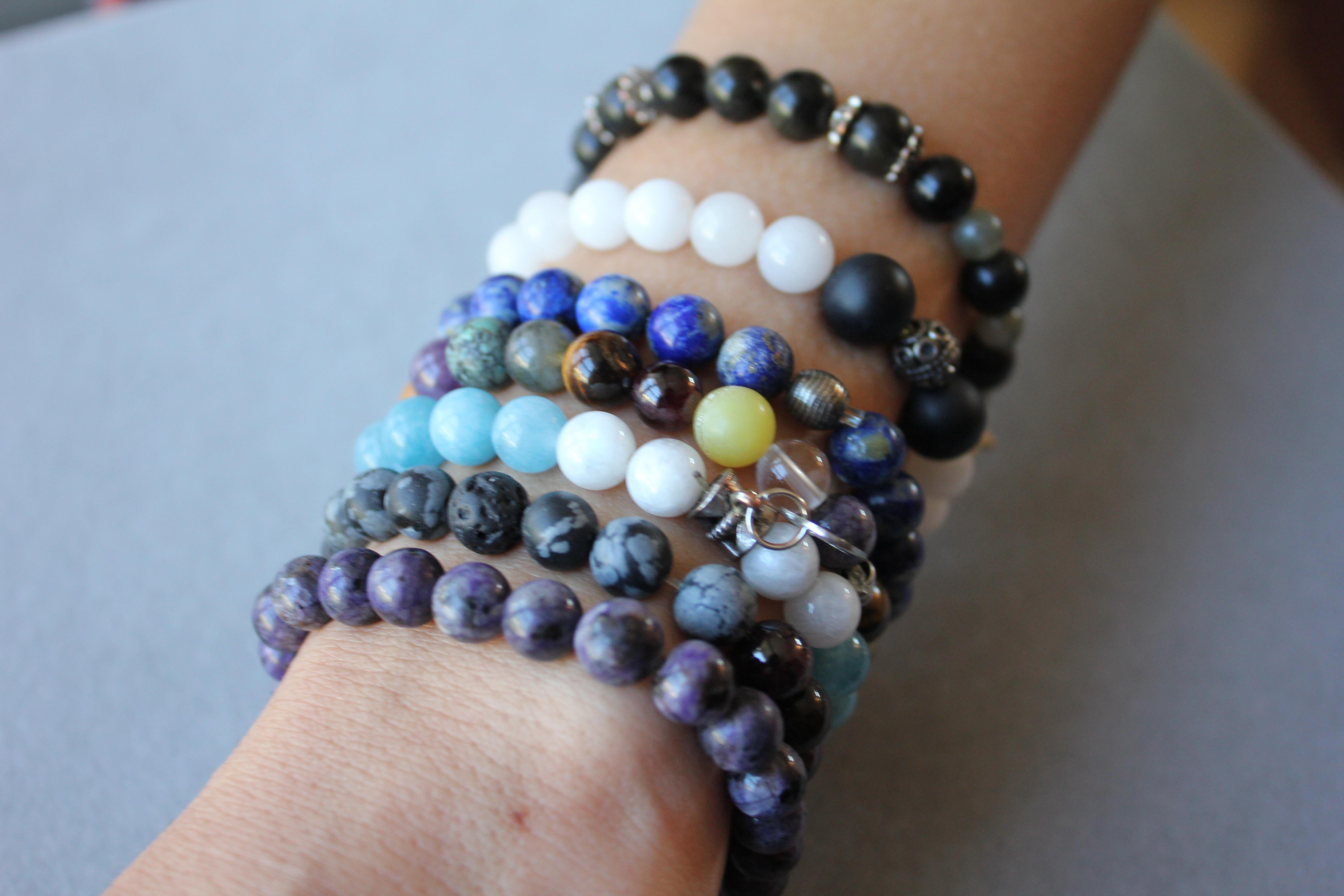 Stretchy Statement-Armband aus schwarzem Achat und runden Edelsteinen mit Chakra-Perlen im Angebot 4