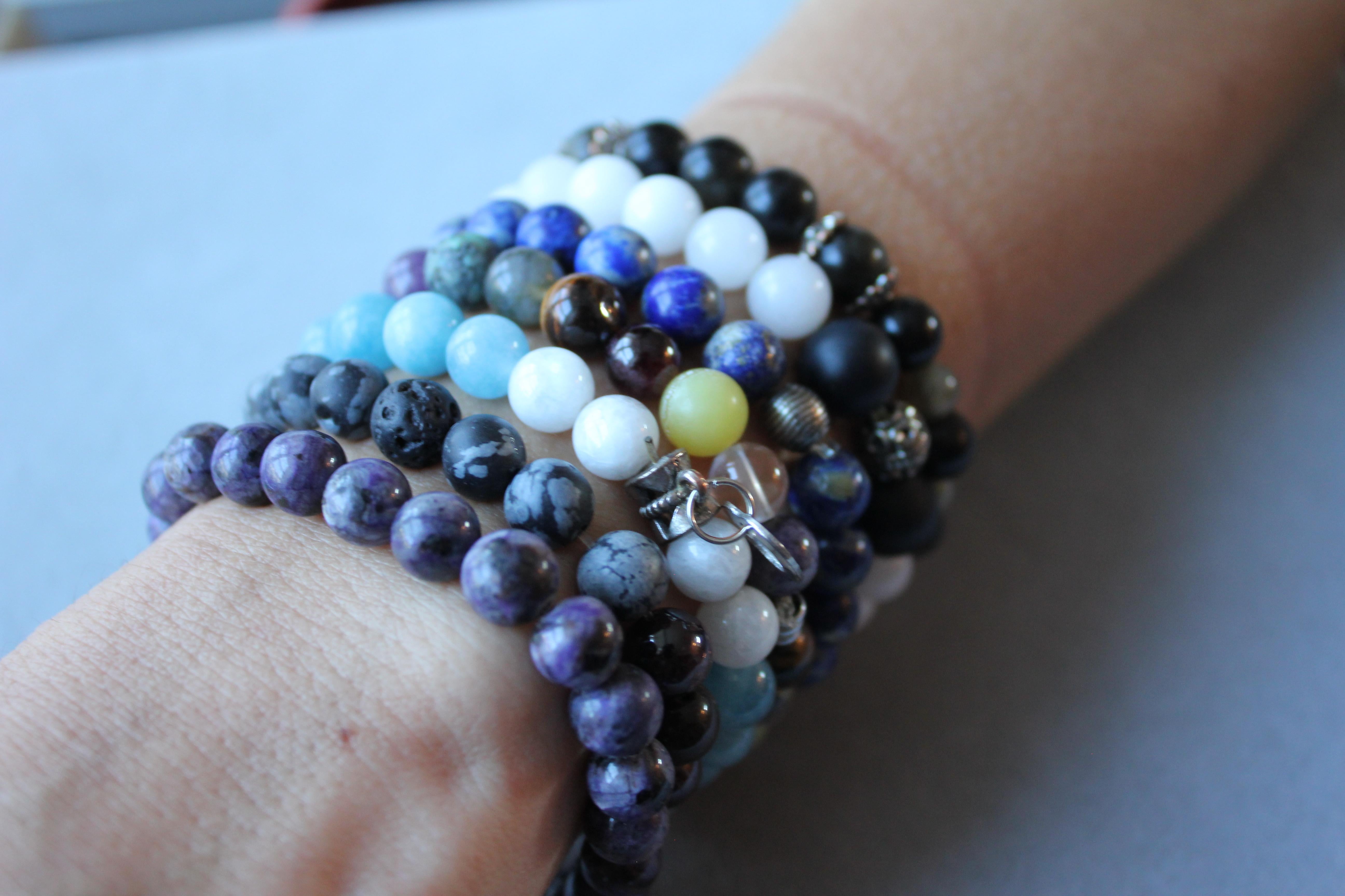 Stretchy Statement-Armband aus schwarzem Achat und runden Edelsteinen mit Chakra-Perlen im Angebot 5