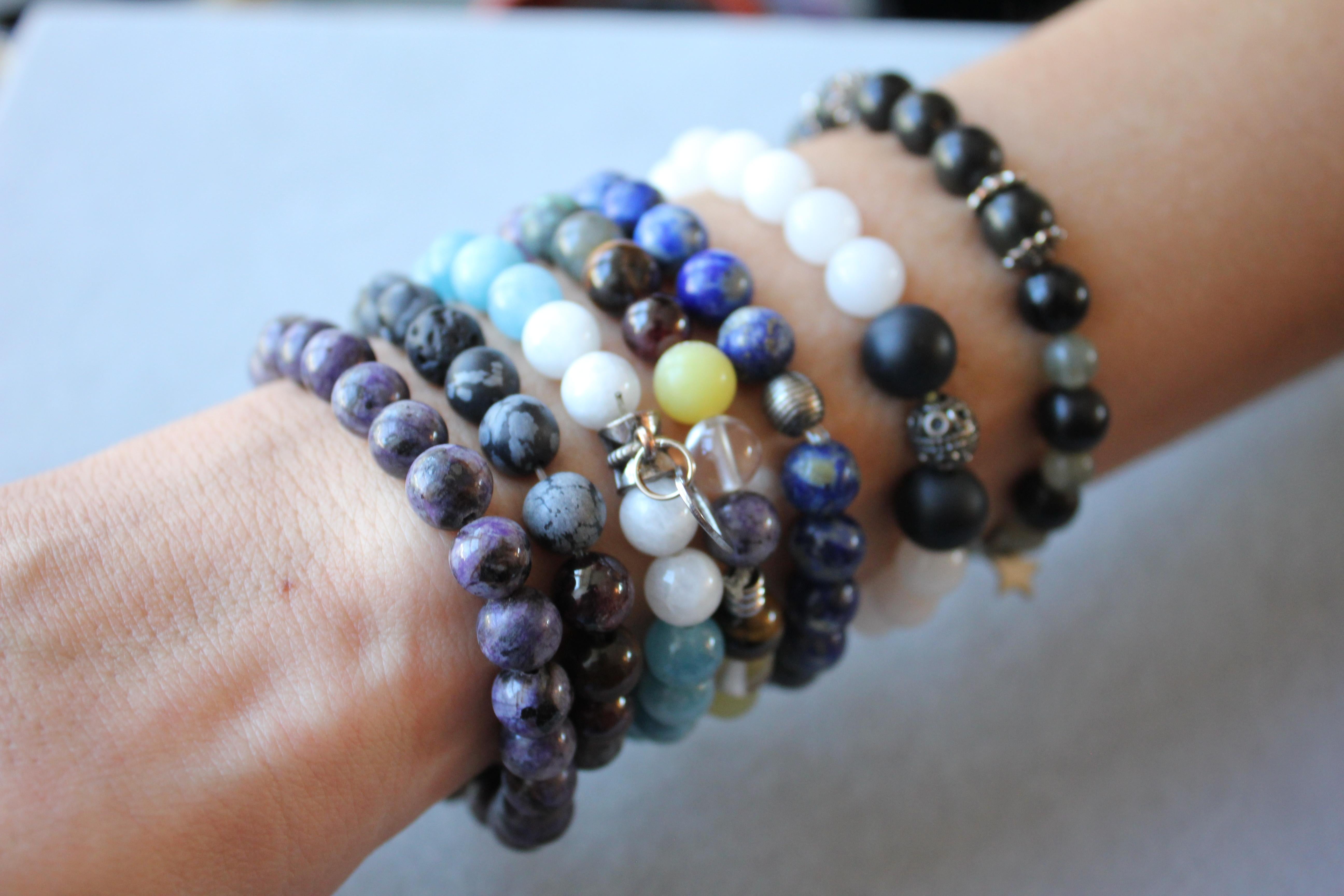 Stretchy Statement-Armband aus schwarzem Achat und runden Edelsteinen mit Chakra-Perlen im Angebot 2