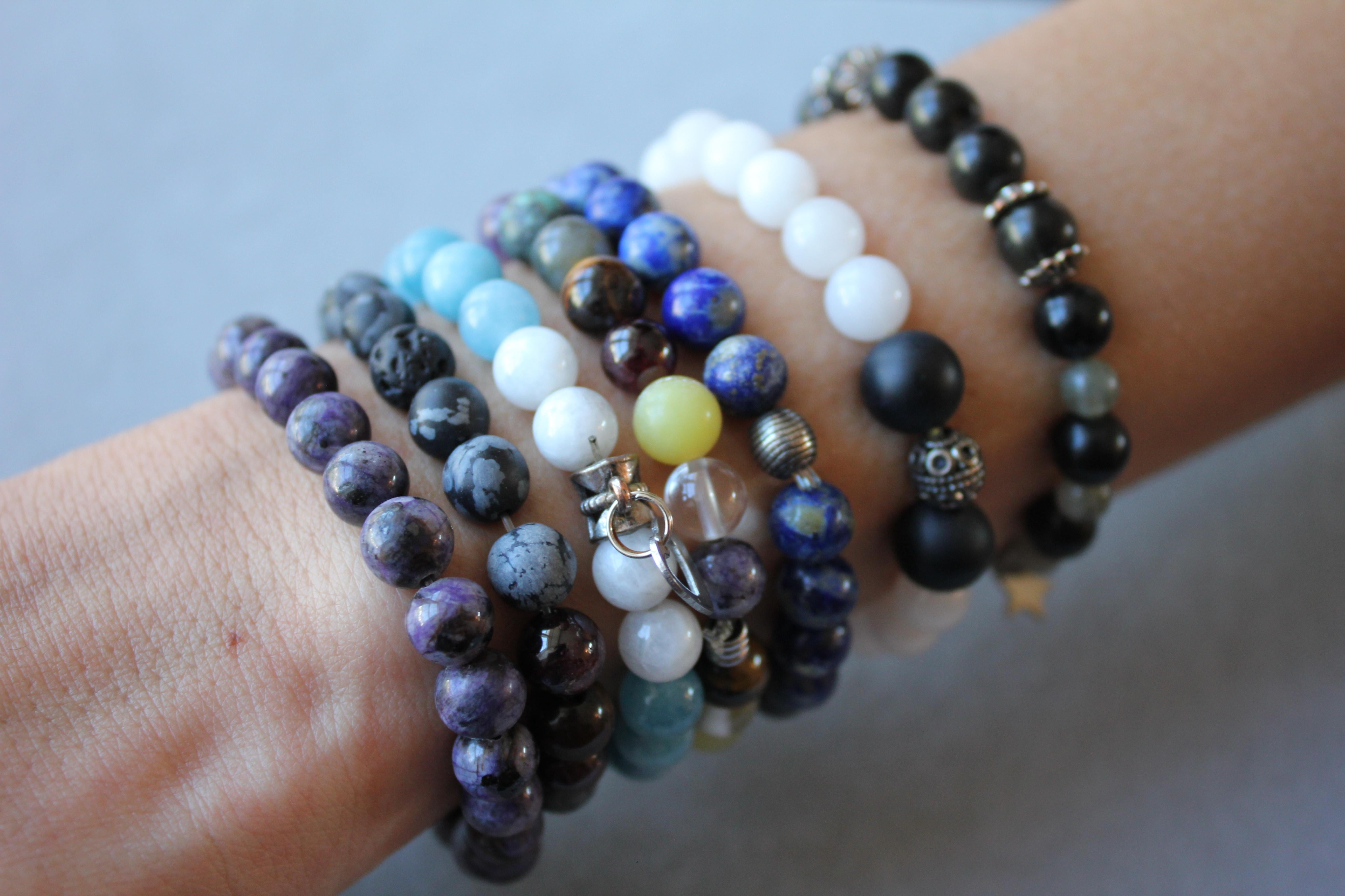 Stretchy Statement-Armband aus schwarzem Achat und runden Edelsteinen mit Chakra-Perlen im Angebot 3