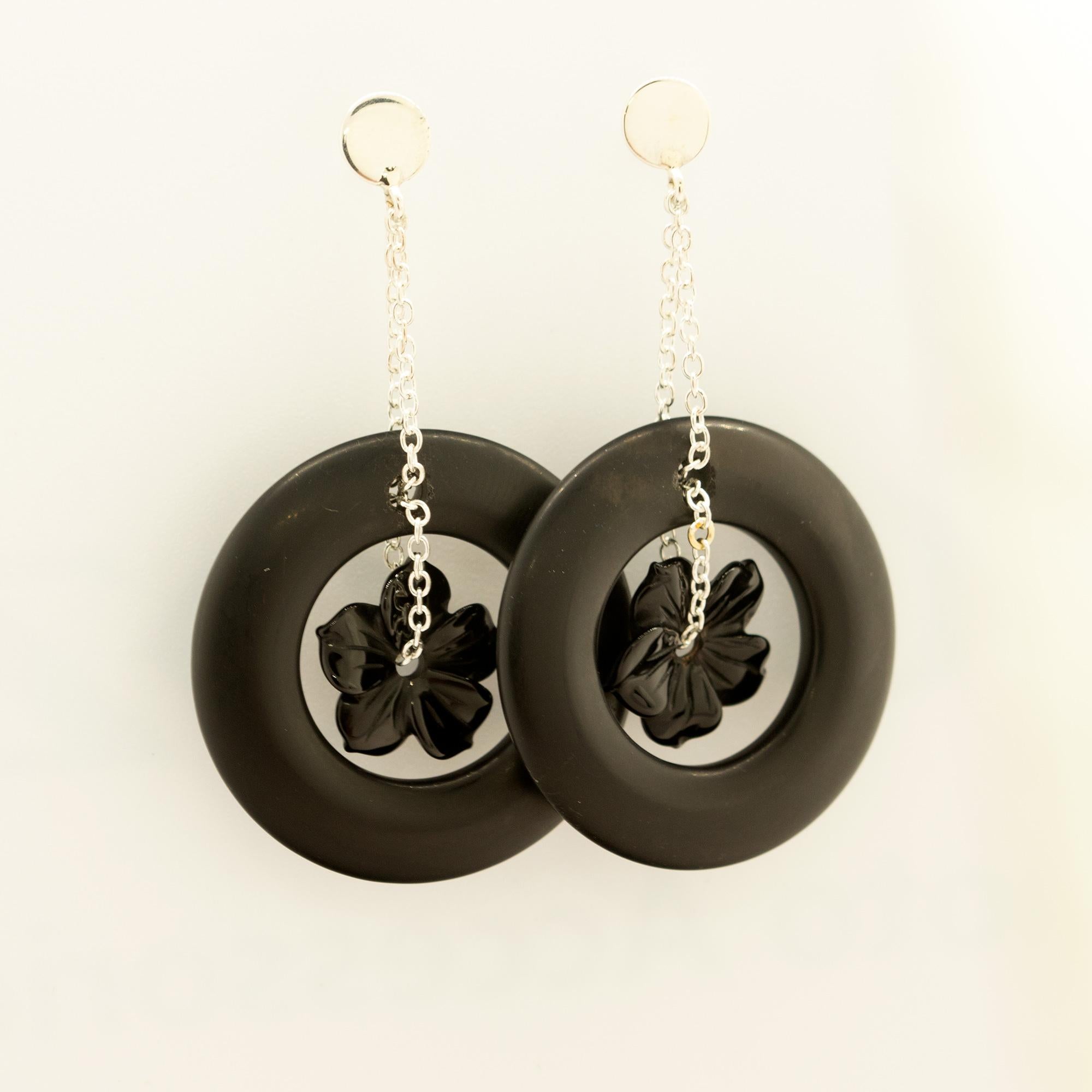 Petali intagliati che evocano la tradizionale gioielleria italiana fatta a mano, avvolgendosi in un look morbido arricchito da oro giallo 18 carati che manifesta glamour e gusto squisito.

I fiori hanno un forte simbolismo quando si parla di