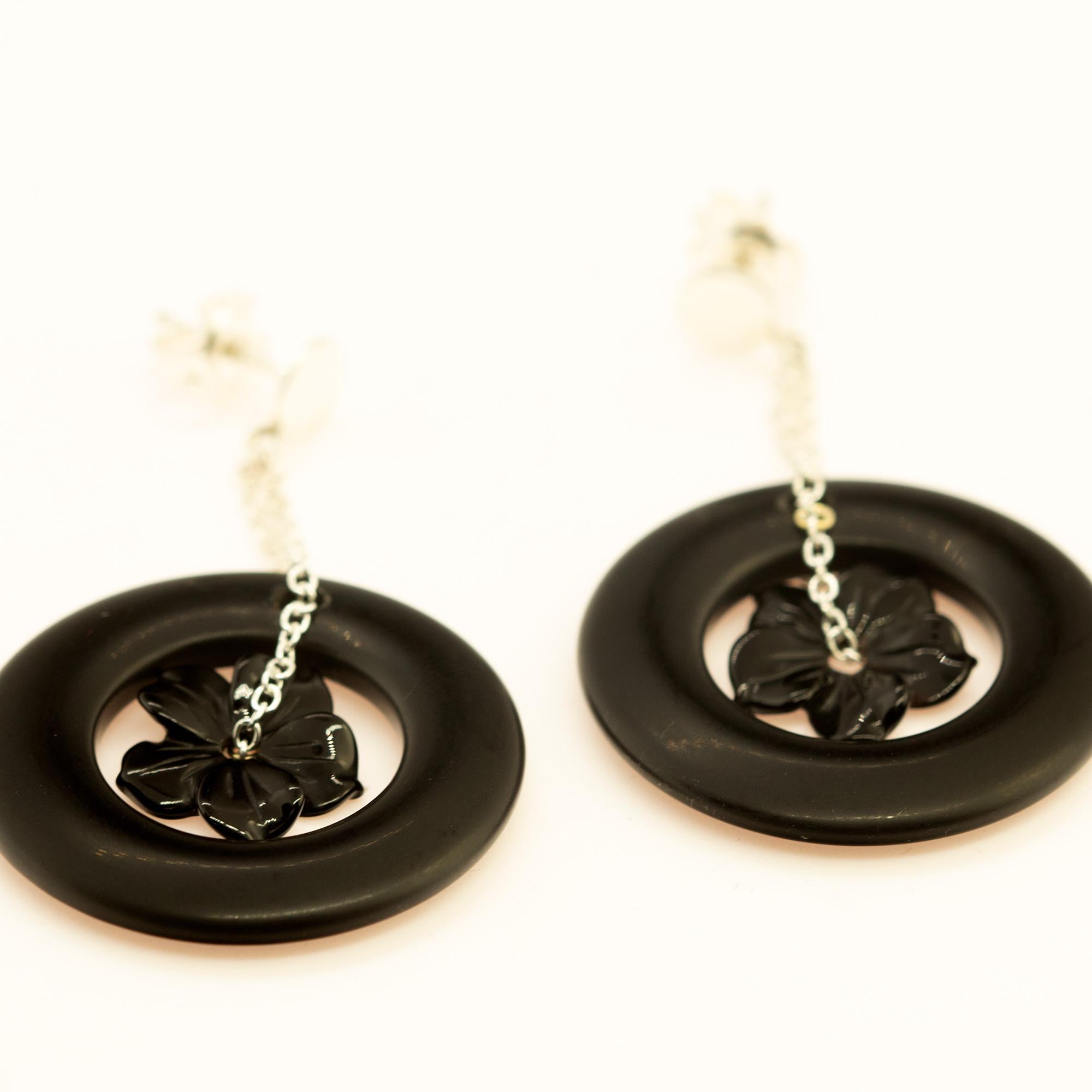 Taglio rotondo Fiore di agata nera in argento 925 Orecchini da cocktail a molla Intini Jewels in vendita