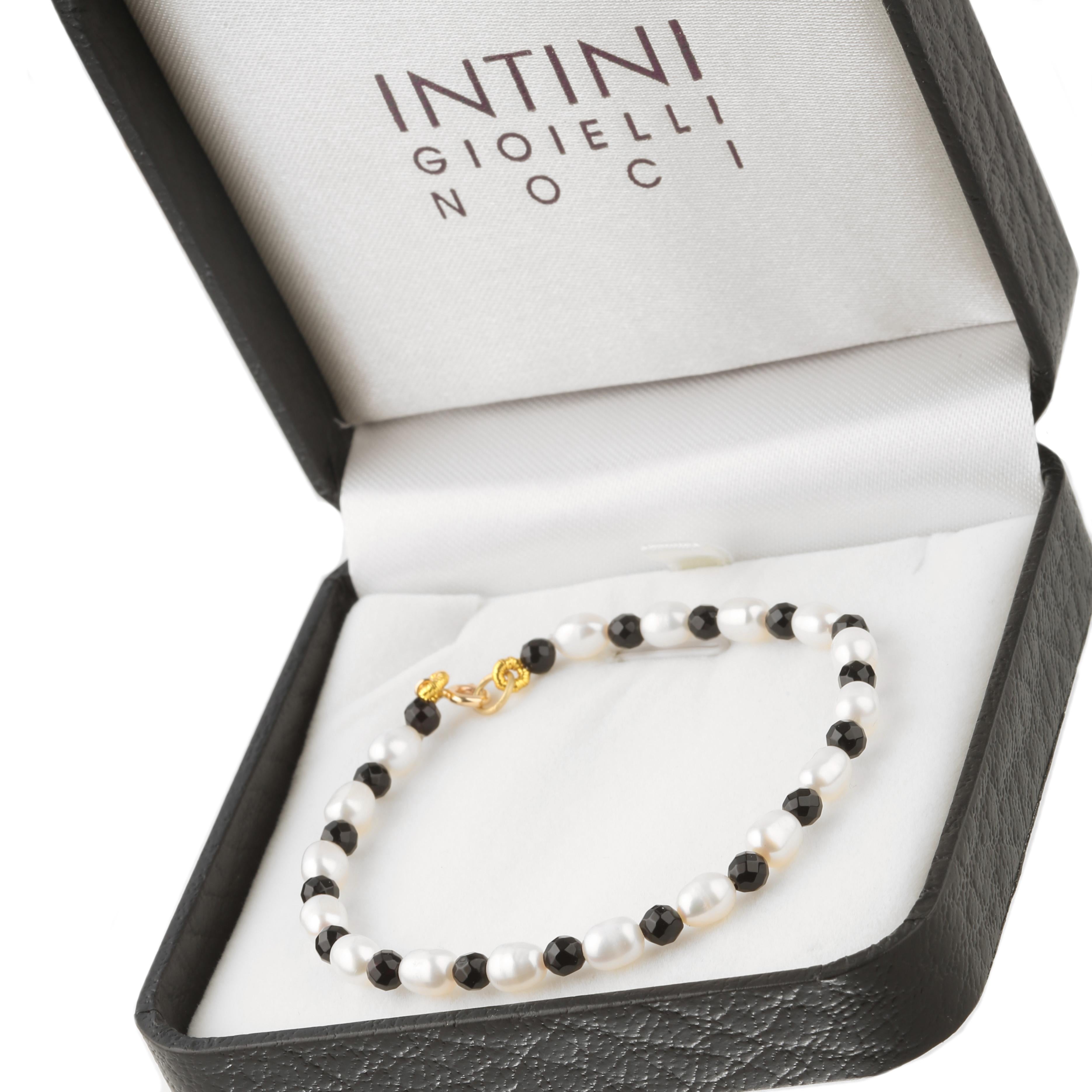 Une touche d'élégance et de glamour au bout des doigts. Laissez-vous tenter par un style chic et jeune. 

• or jaune 18 carats 0,4 g
• Agate noire à facettes de 4 mm de diamètre
• Perles d'eau douce
• Poids total 5,6 g
• Longueur totale 18