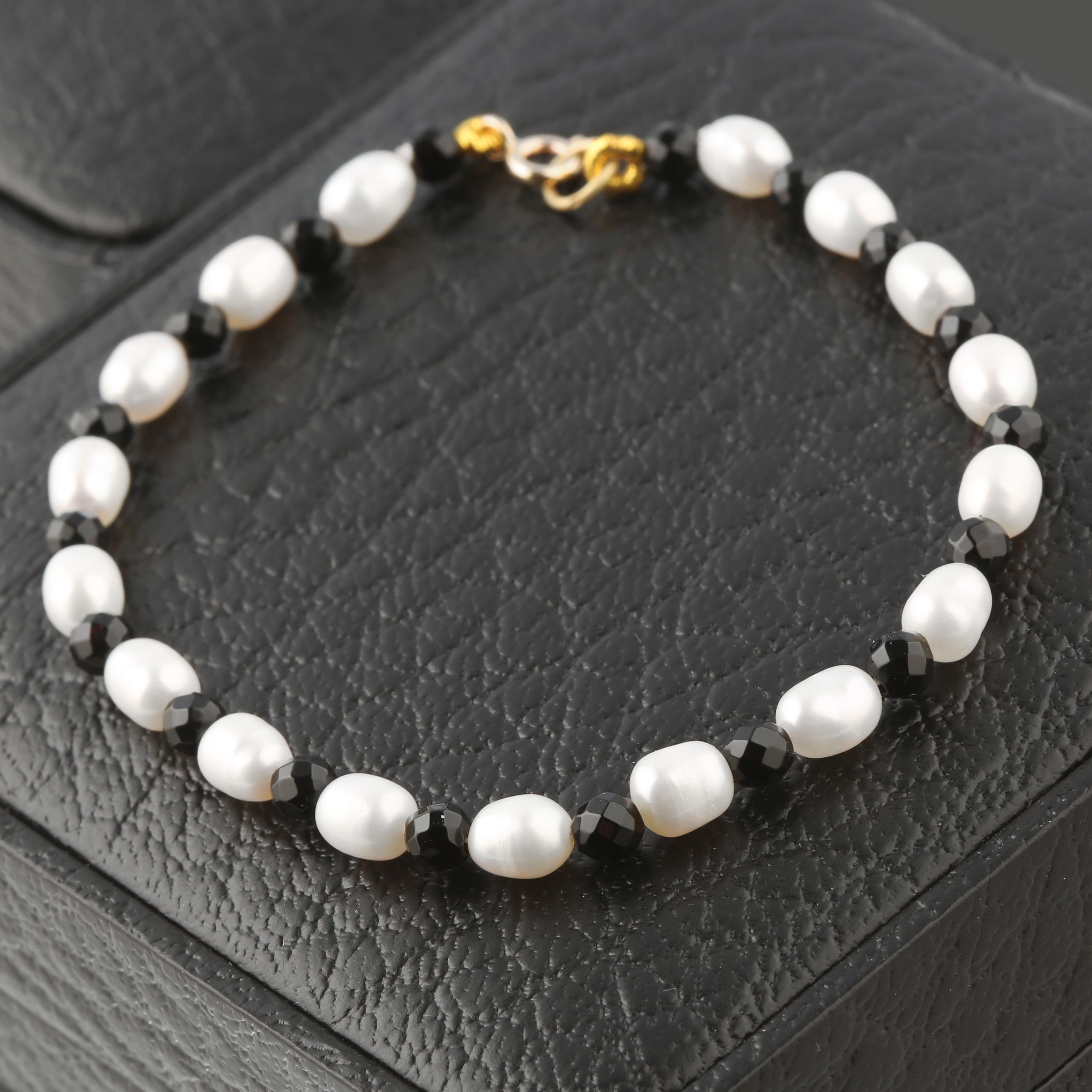 Arts and Crafts Bracelet bohème moderne fait main en or 18 carats avec perles d'agate noire et perles d'eau douce en vente