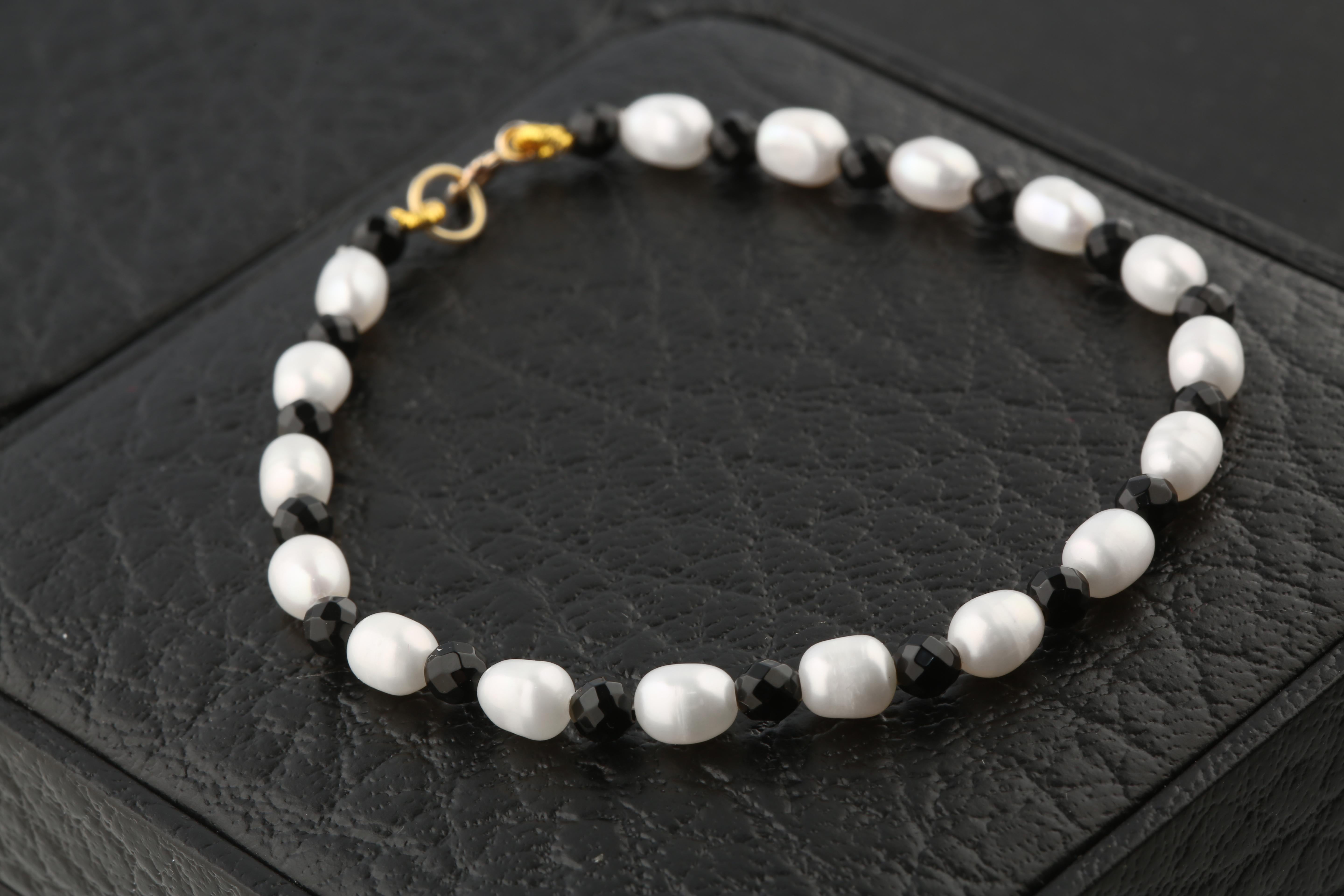 Taille mixte Bracelet bohème moderne fait main en or 18 carats avec perles d'agate noire et perles d'eau douce en vente