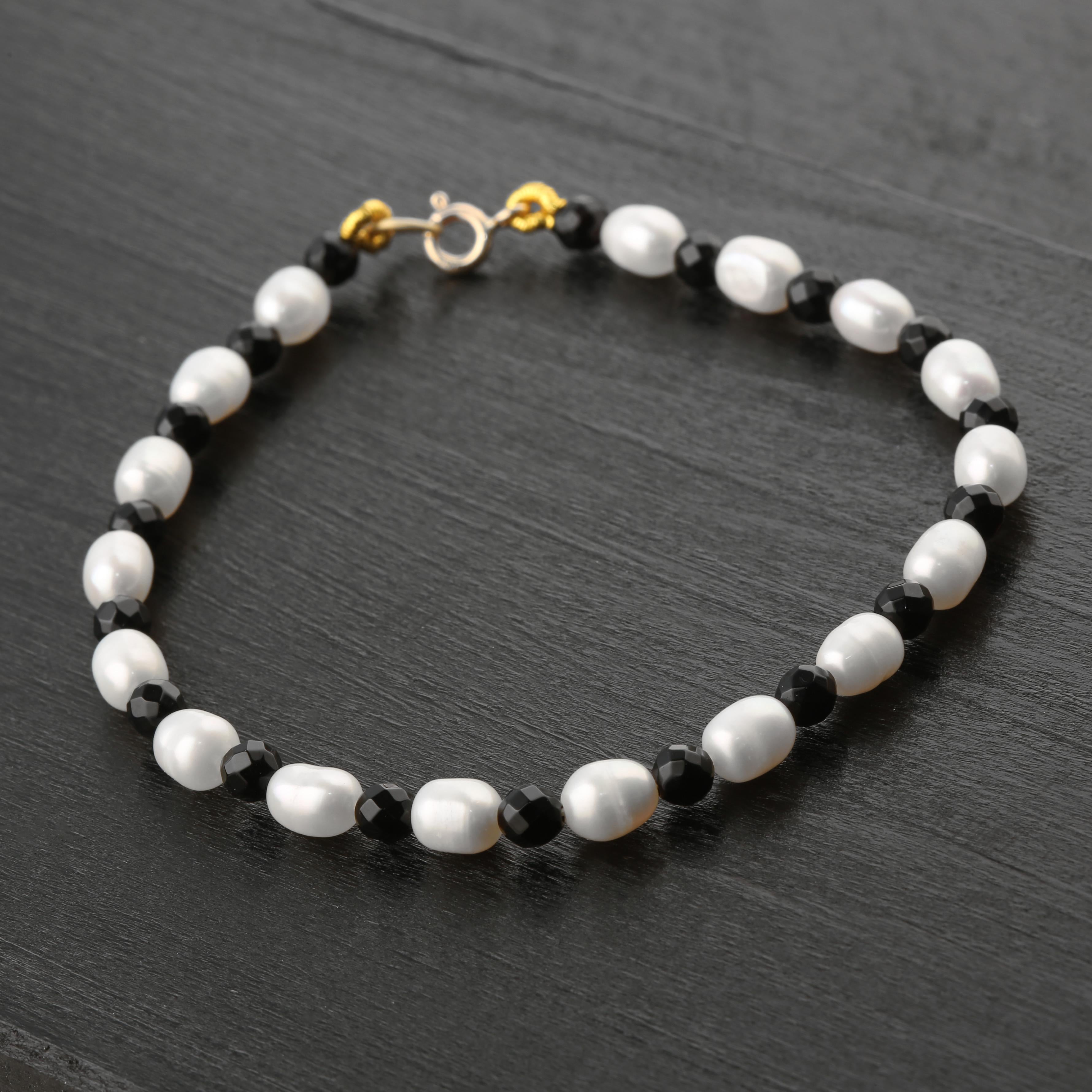 Bracelet bohème moderne fait main en or 18 carats avec perles d'agate noire et perles d'eau douce Neuf - En vente à Milano, IT