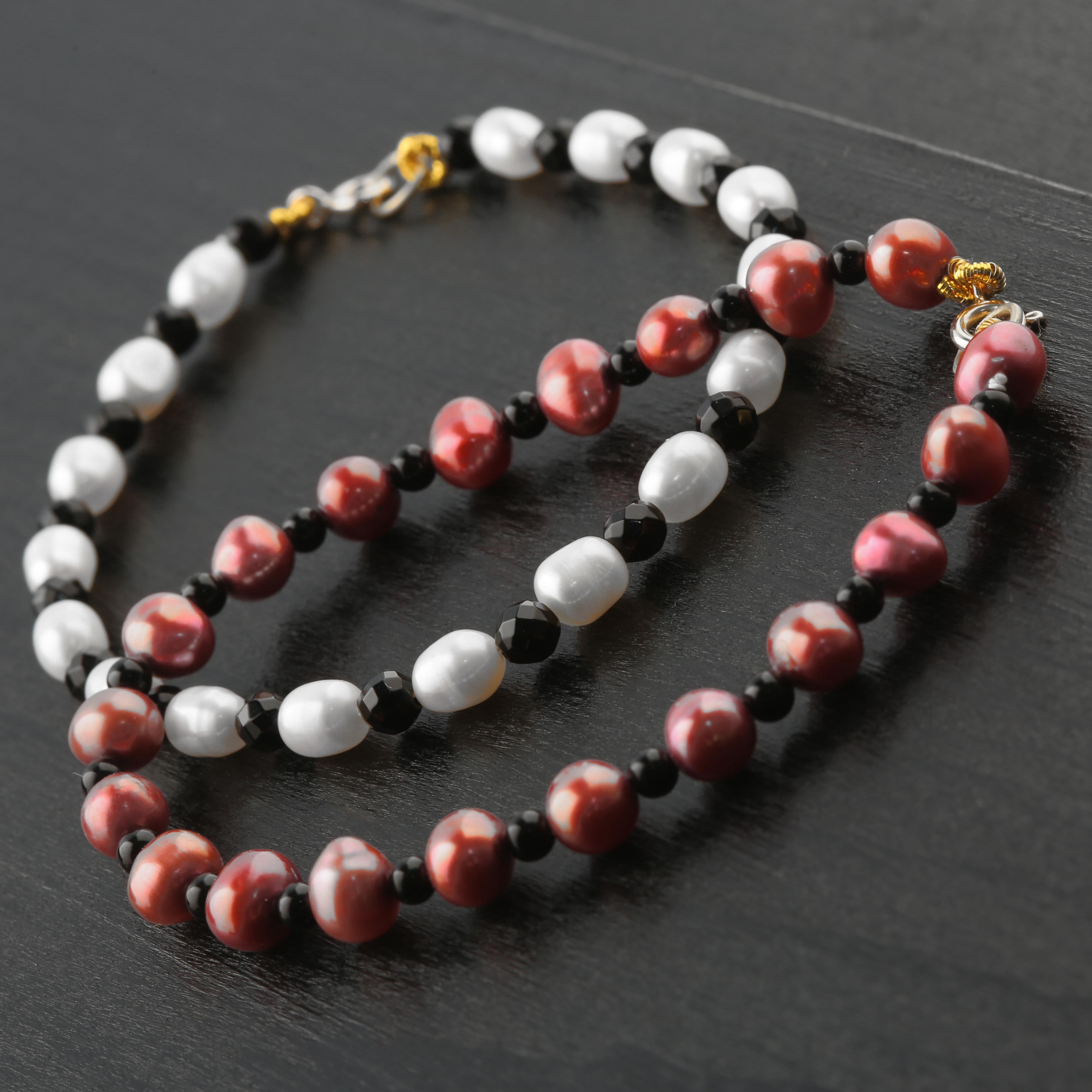 Bracelet bohème moderne fait main en or 18 carats avec perles d'agate noire et perles d'eau douce Unisexe en vente