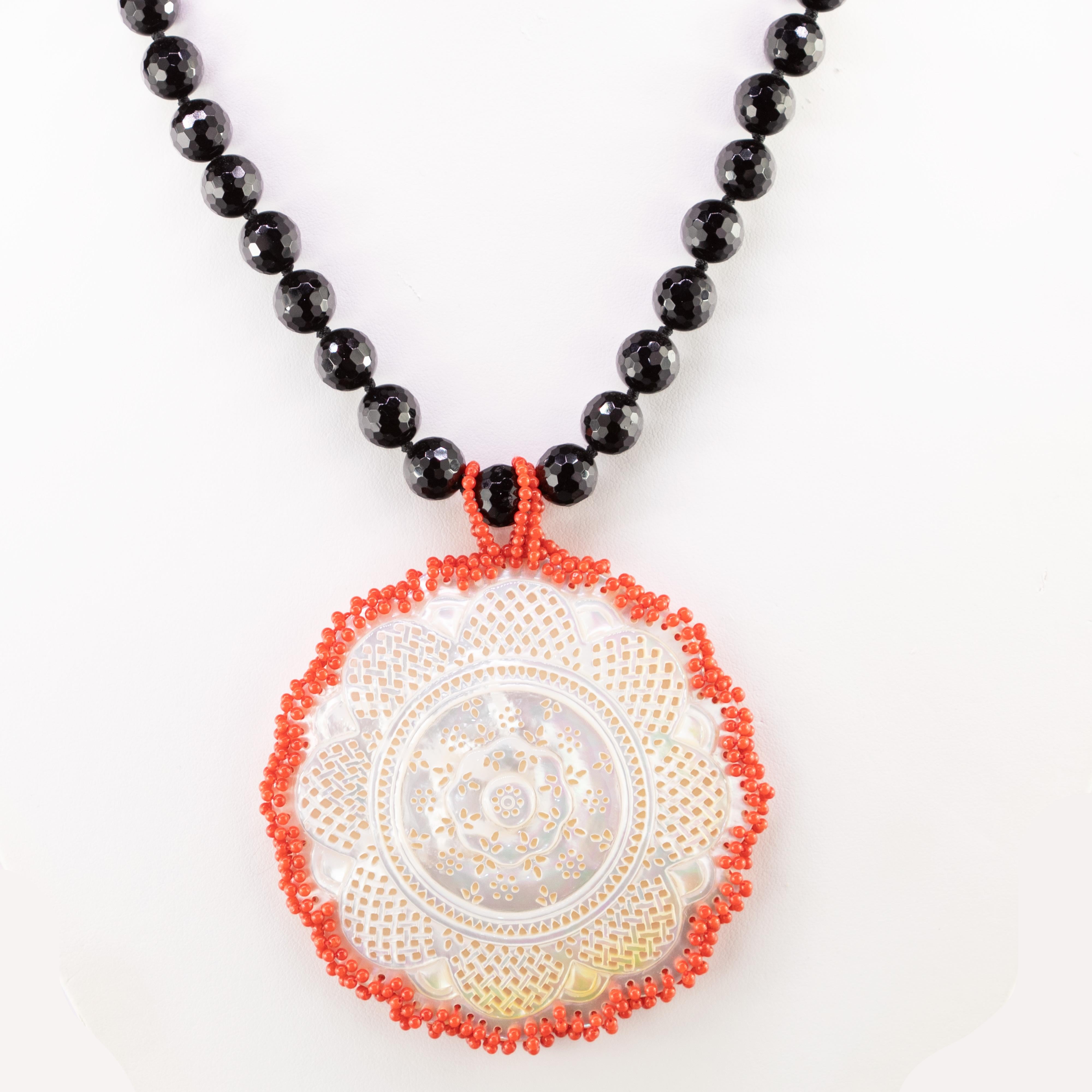 Ágata negra Madreperla Medallón tallado Coral rojo natural Collar hecho a mano en Nuevo estado para la venta en Milano, IT