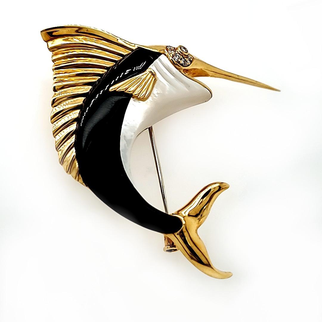 Schwarzer Achat, Perlmutt, Schwertfisch-Anstecknadel, gefertigt aus 18 K Gold.  im Zustand „Neu“ im Angebot in Hong Kong, HK