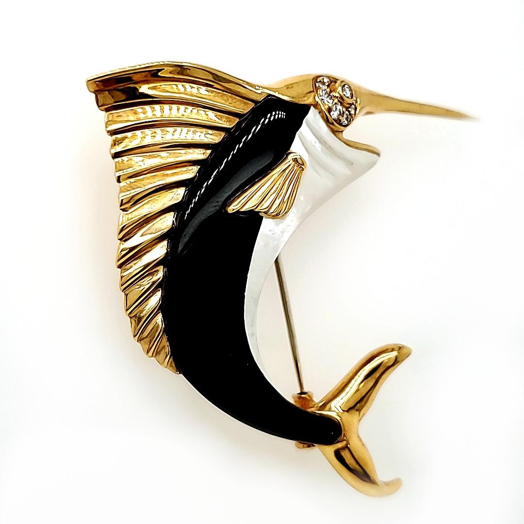 Schwarzer Achat, Perlmutt, Schwertfisch-Anstecknadel, gefertigt aus 18 K Gold.  für Damen oder Herren im Angebot