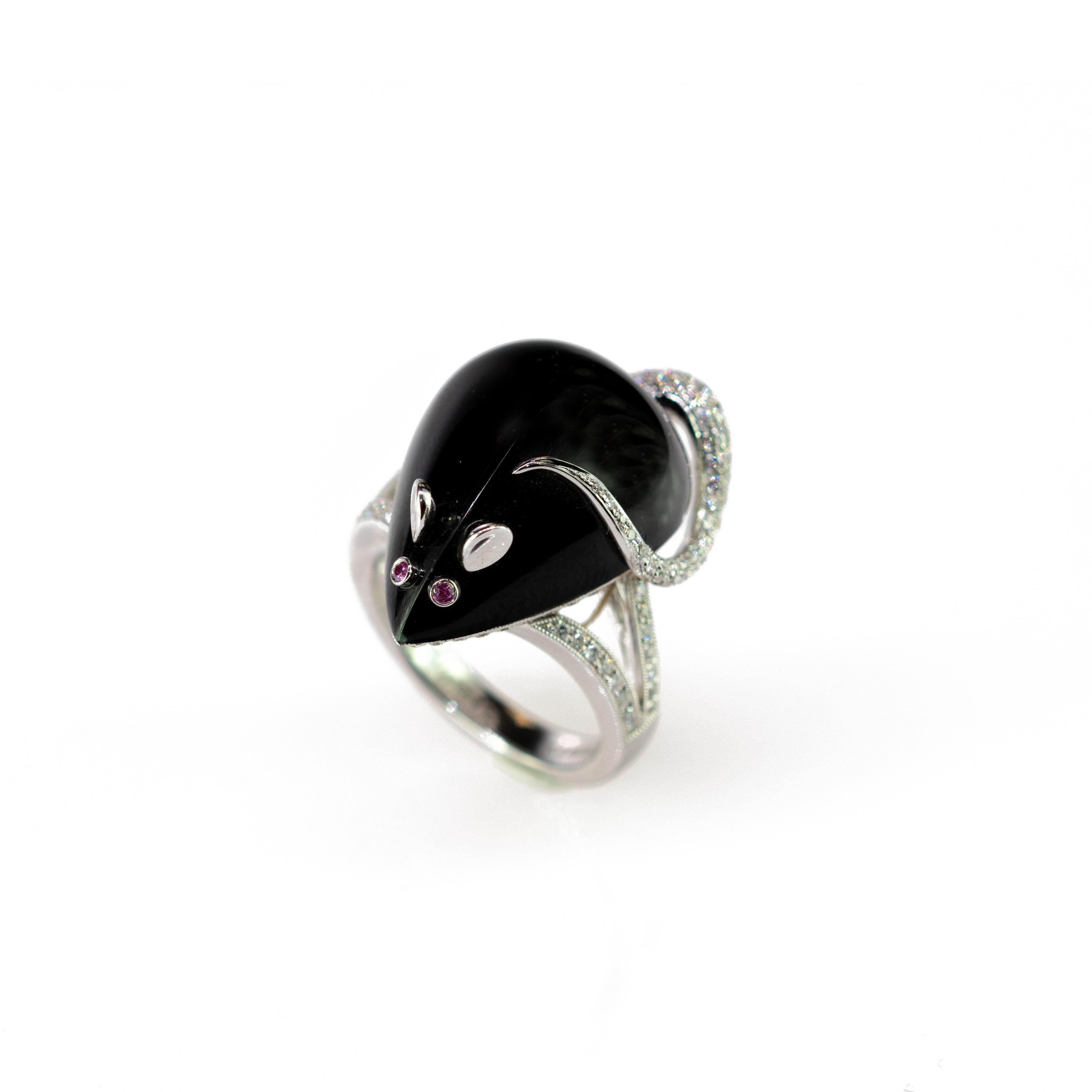 Impressive and sumptuous mouse ring depicting a black agate mouse, embellished with 1.2 karat of diamonds tale, two ruby ​​eyes and 18 k white gold ears. This authentic ring for an animal and fashion lover is setted in 18 karat white gold embedded