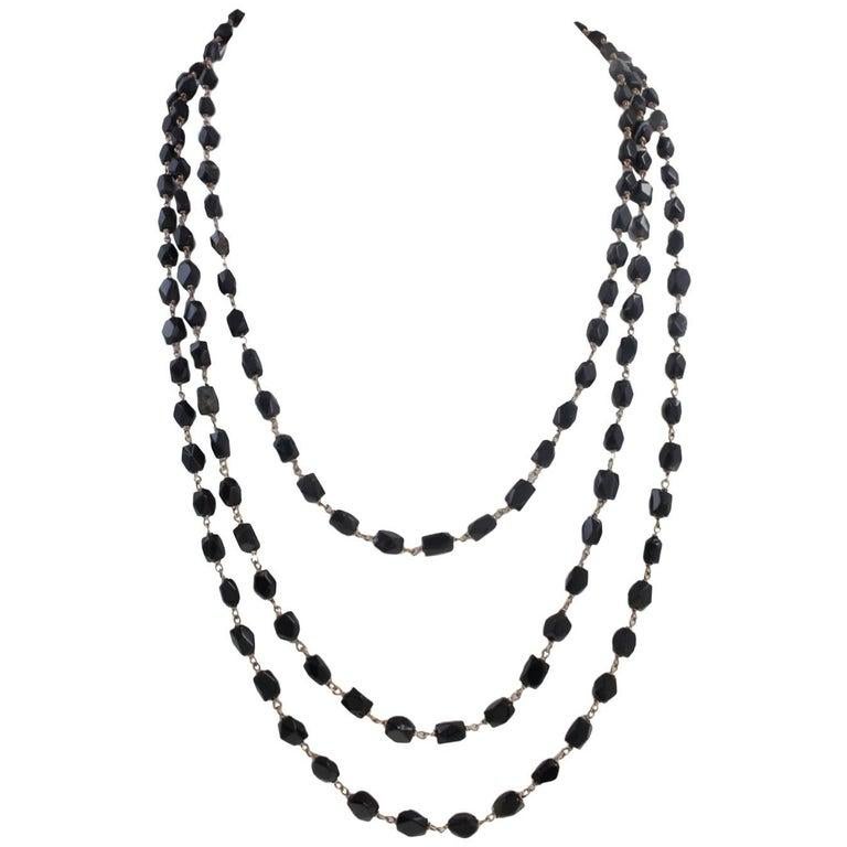 Collier en argent avec agate noire. Il peut être porté comme vous le souhaitez ( un, deux ou trois tours ).
Ce collier a été entièrement réalisé à la main par des maîtres orfèvres italiens et il est en parfait état.
Poids total 70.81 gr
RF 