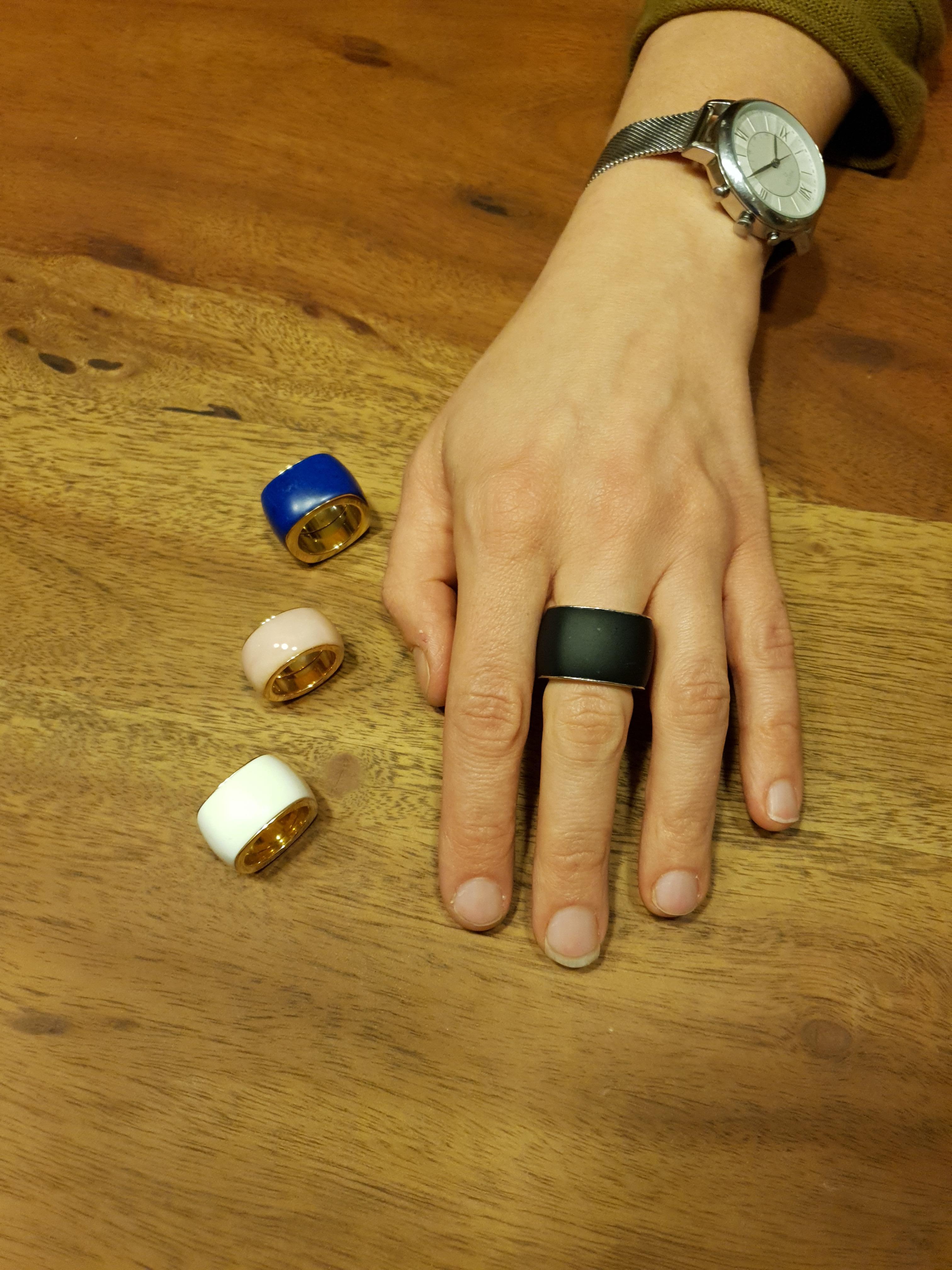 Bague en agate noire et onyx avec or jaune 18 carats, coussin Pour femmes en vente