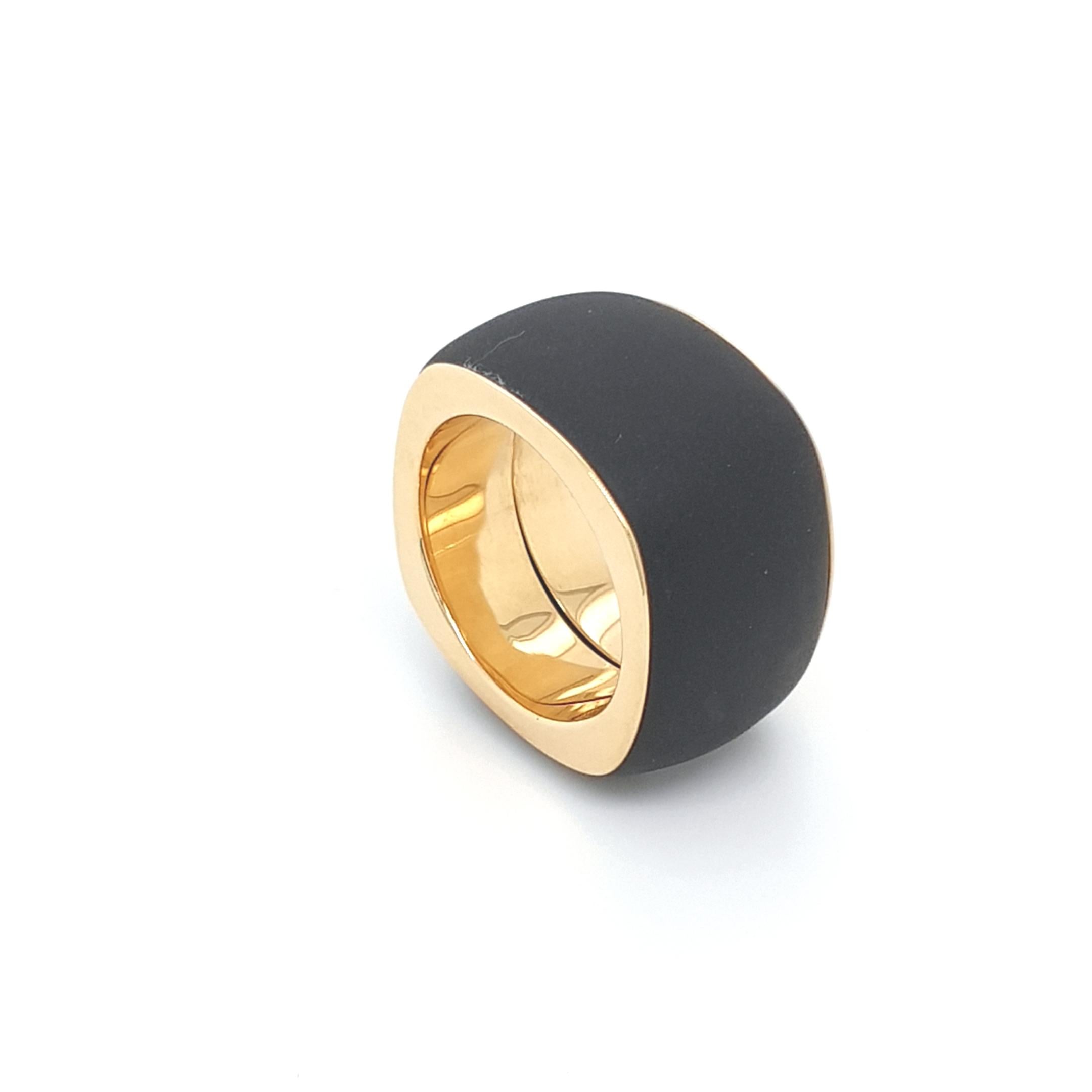 This Black Agate Onyx Ring with 18 Carat Yellow Gold is totally handmade and cut of one piece.
Cutting as well as goldwork are made in German quality.
The cushion shape with semi-polished Onyx combined with 18kt yellow Gold arises an individuel and