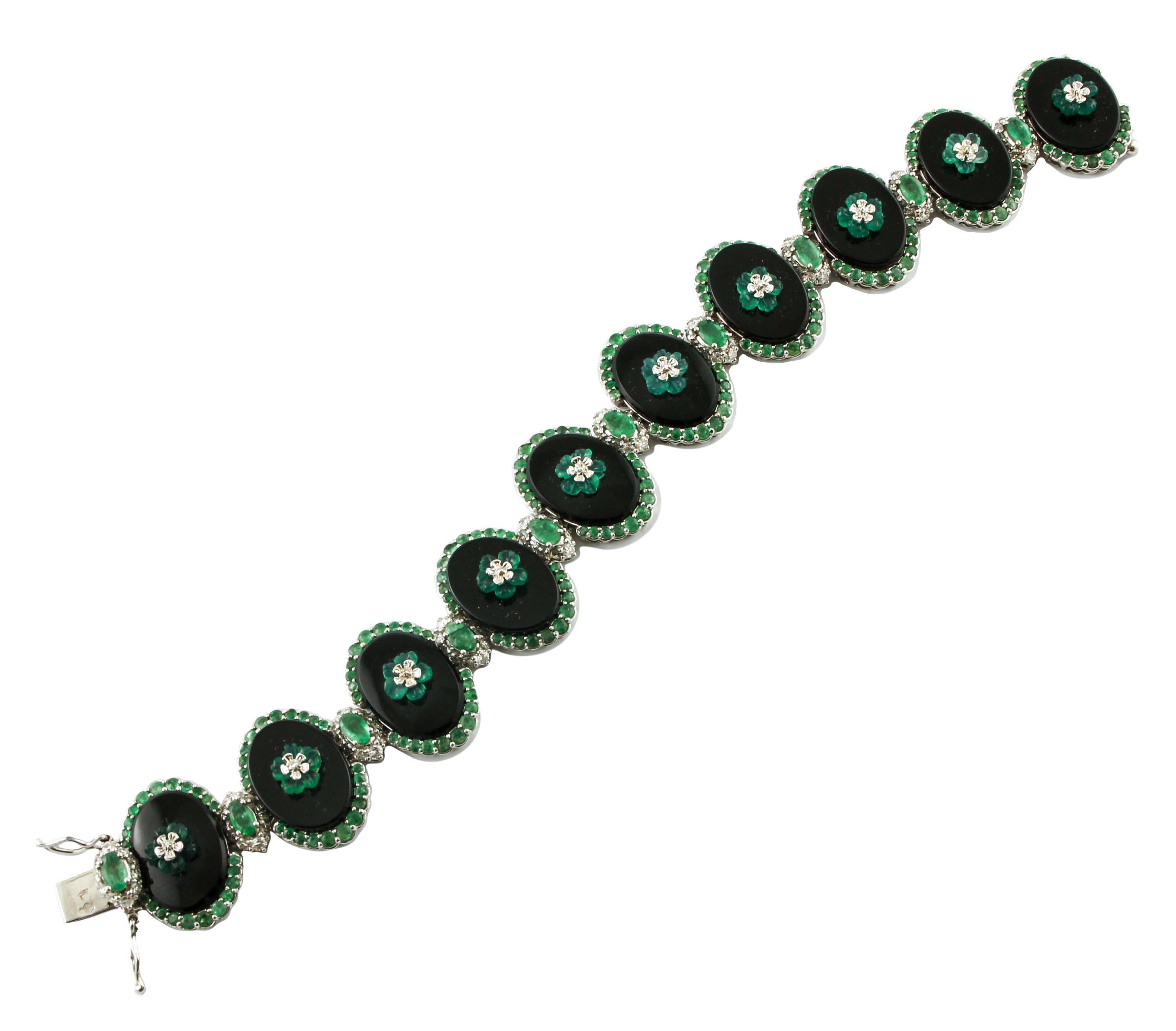 Rétro Bracelet en or blanc avec fleurs ovales en agate noire, agate verte, émeraudes et diamants en vente