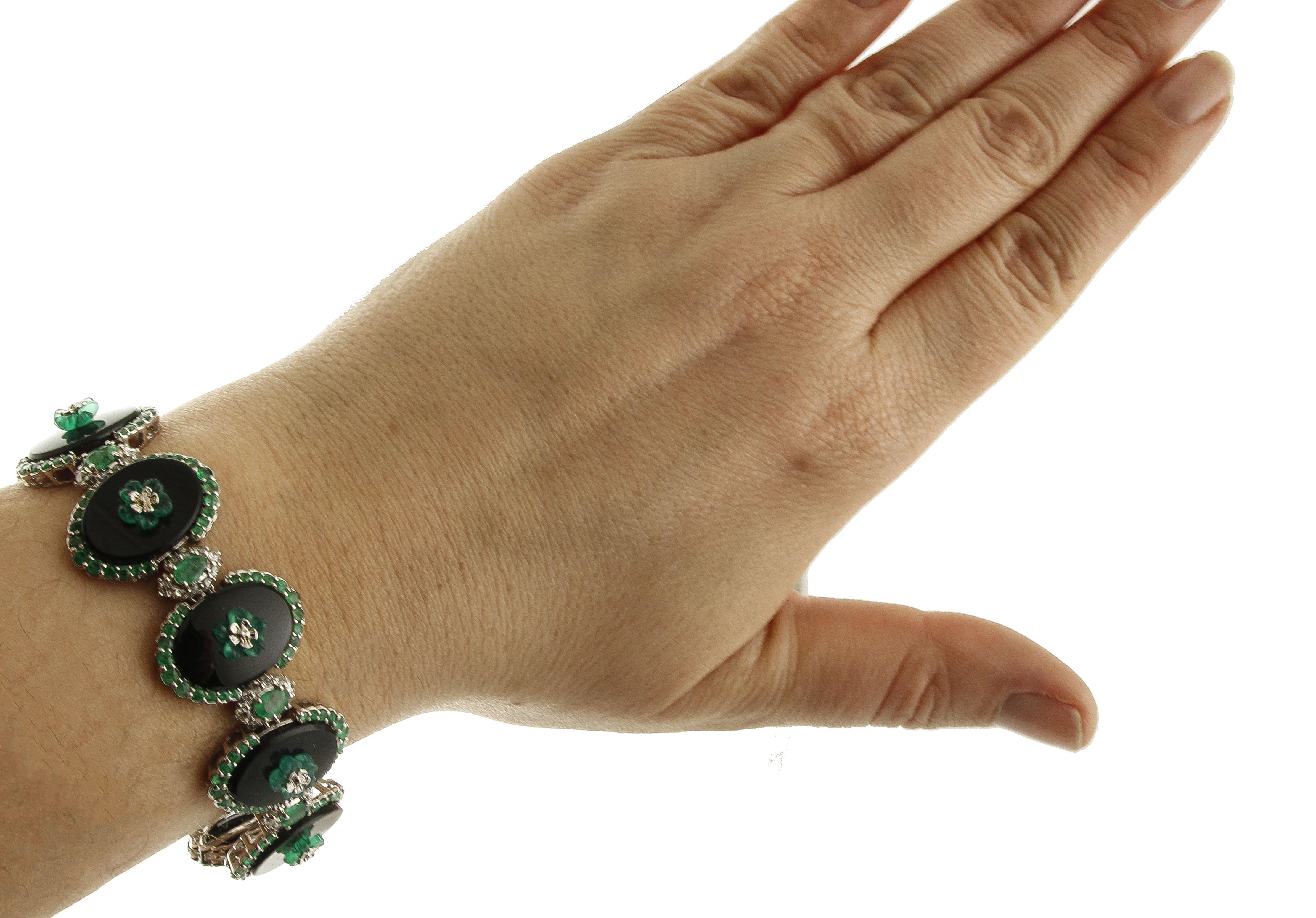 Bracelet en or blanc avec fleurs ovales en agate noire, agate verte, émeraudes et diamants en vente 1