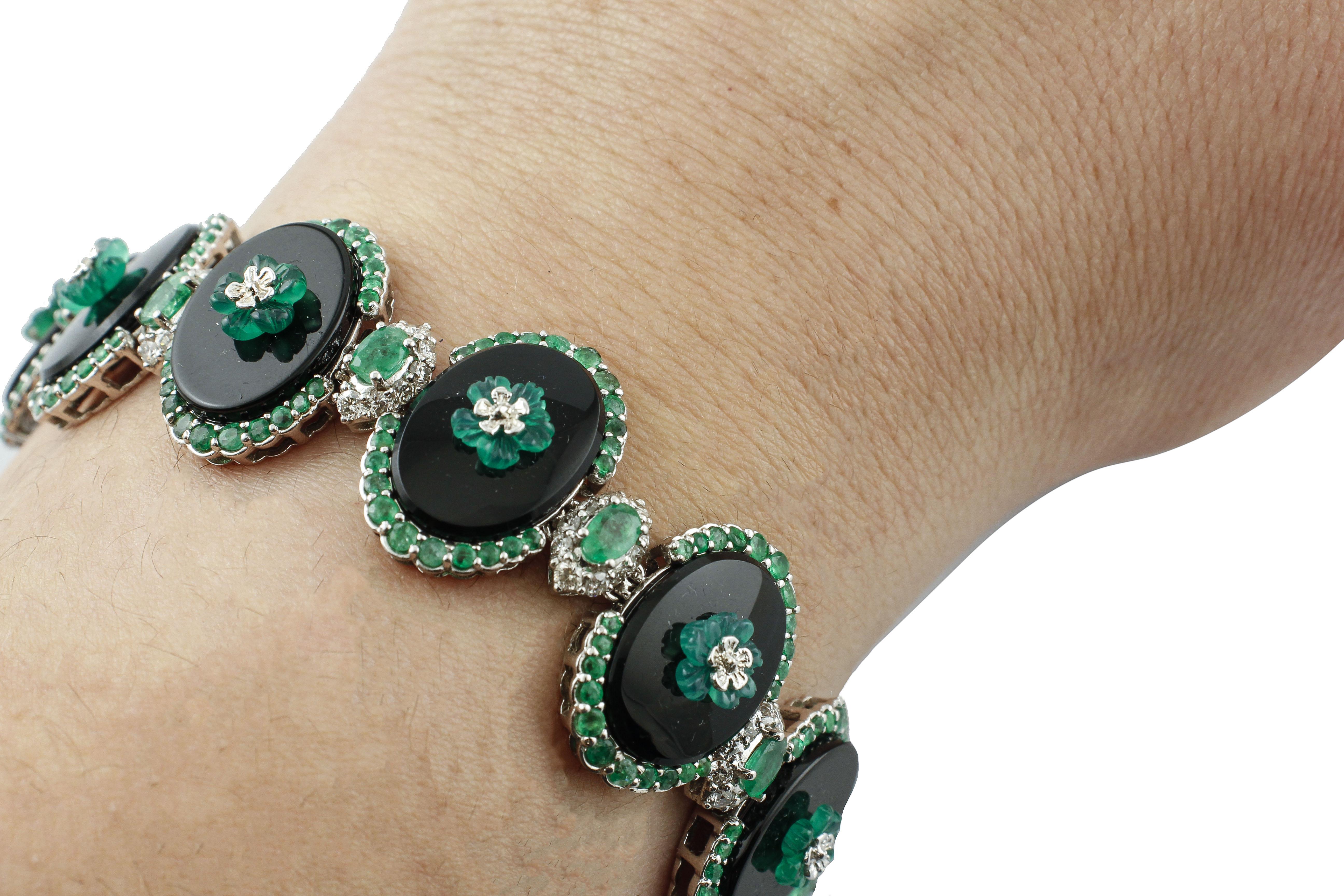 Bracelet en or blanc avec fleurs ovales en agate noire, agate verte, émeraudes et diamants en vente 2