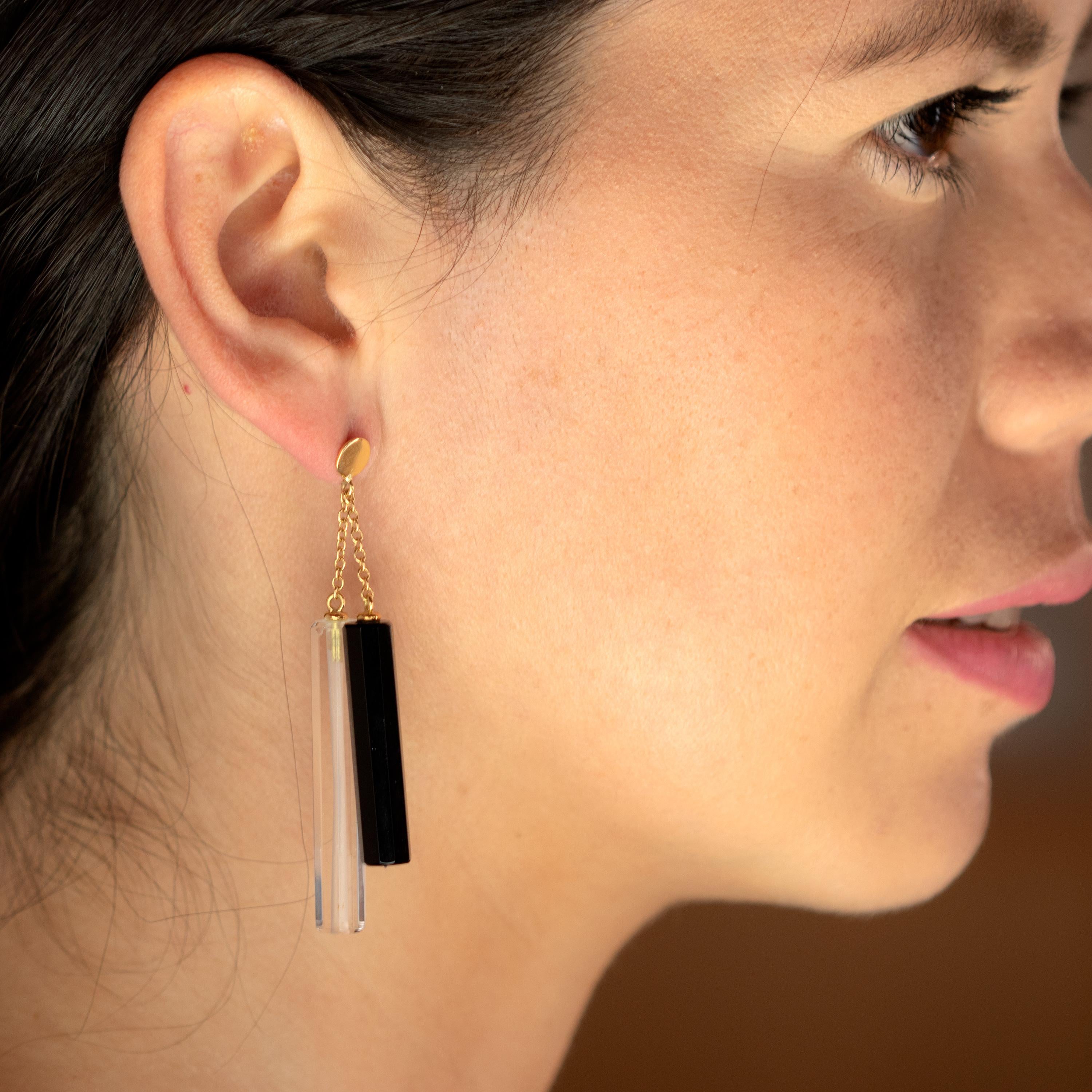 Bellissimi orecchini a pendente e a goccia in agata naturale e cristallo di rocca tenuti da catene delicate in oro giallo 18 carati. Un pezzo unico e contemporaneo, progettato con uno stile moderno e giovanile. 
  
Ispirato all'onnipresente simbolo