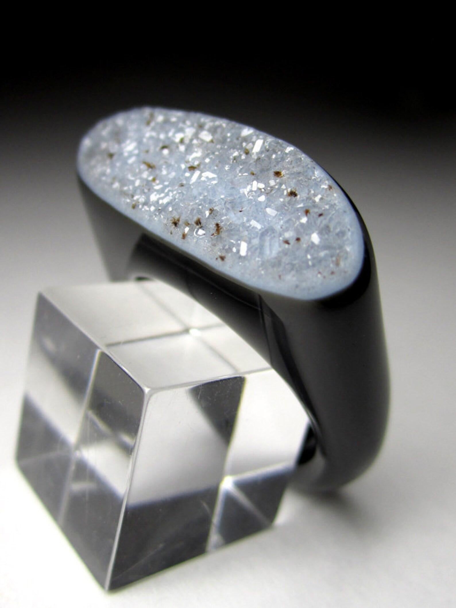 Bague en druzy d'agate noire naturelle avec de minuscules cristaux de roche sur le dessus
Origine de la pierre - Brésil
Poids de l'anneau - 7,04 grammes
Taille de la bague - 8 US
La taille des gemmes est de 0,35 x 0,83 in / 9 х 21 mm
réf. n° 2554